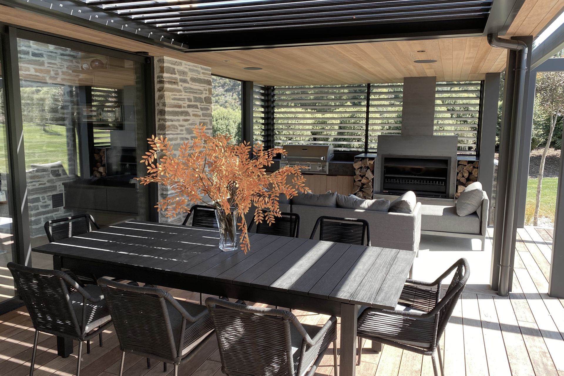 Motorised LOCARNO RL200 louvres overhead and manually adjustable RL130 louvre screens create a sheltered outdoor space