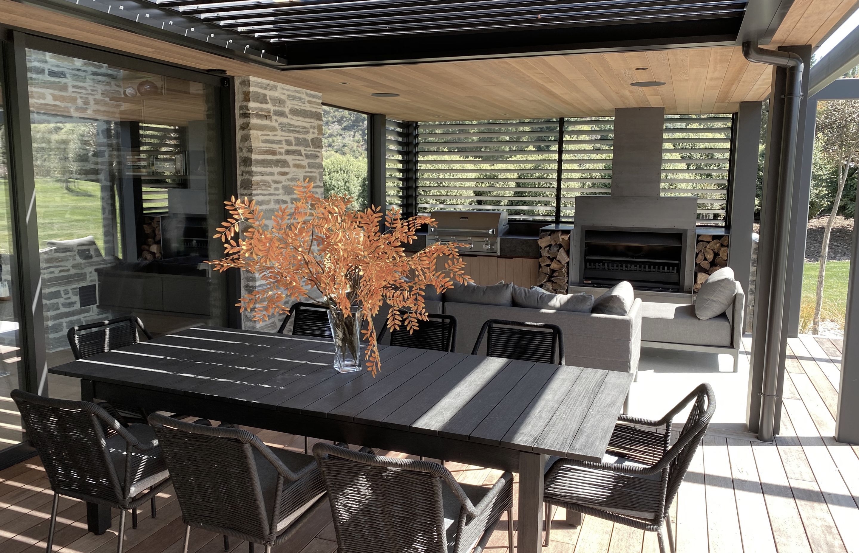 Motorised LOCARNO RL200 louvres overhead and manually adjustable RL130 louvre screens create a sheltered outdoor space