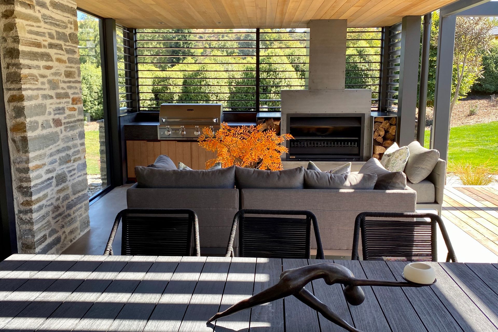 Manually operable LOCARNO RL130 shutters enclose the outdoor room