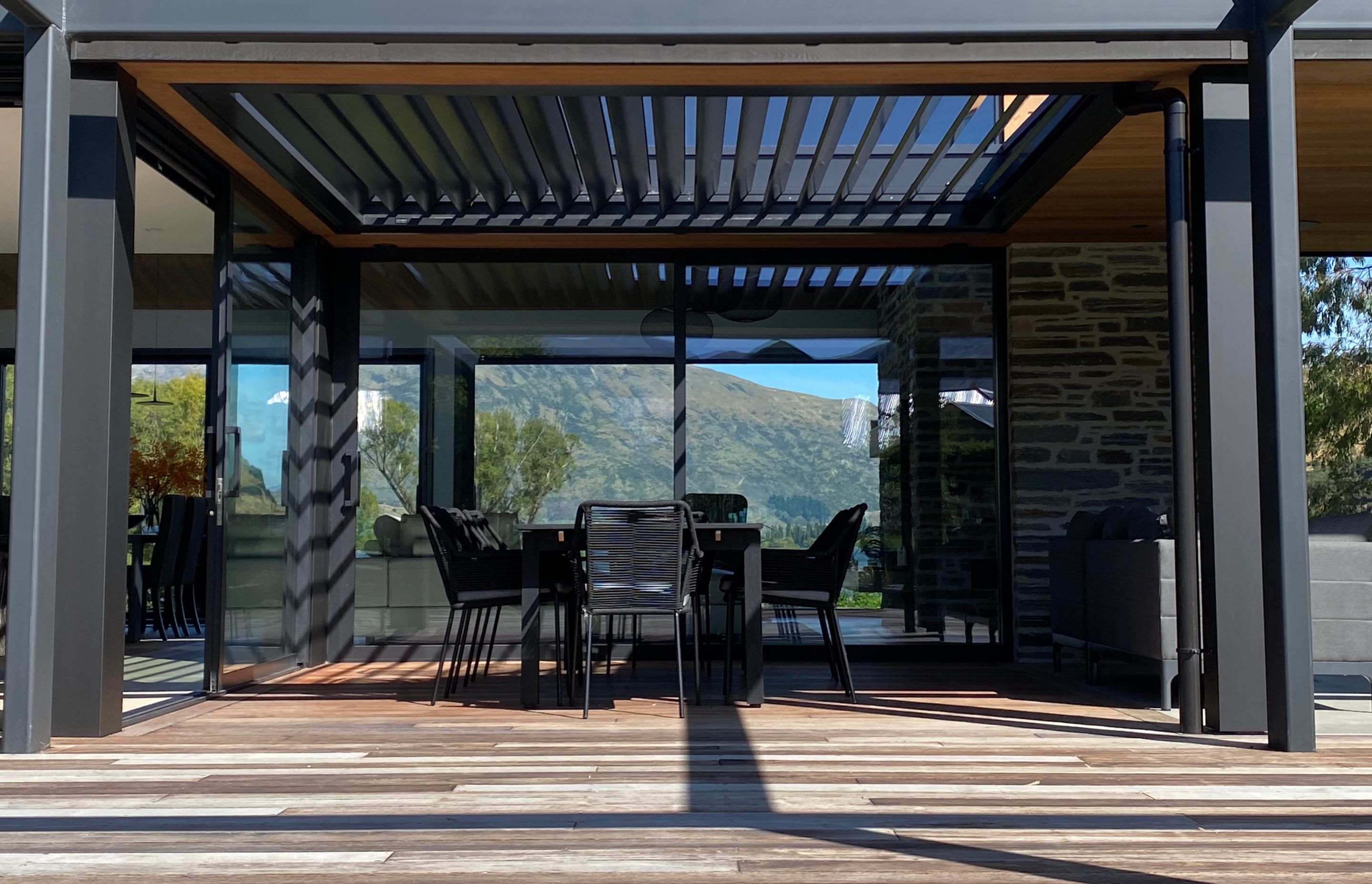 Viewlines connect the outdoor and internal living spaces to the lake 