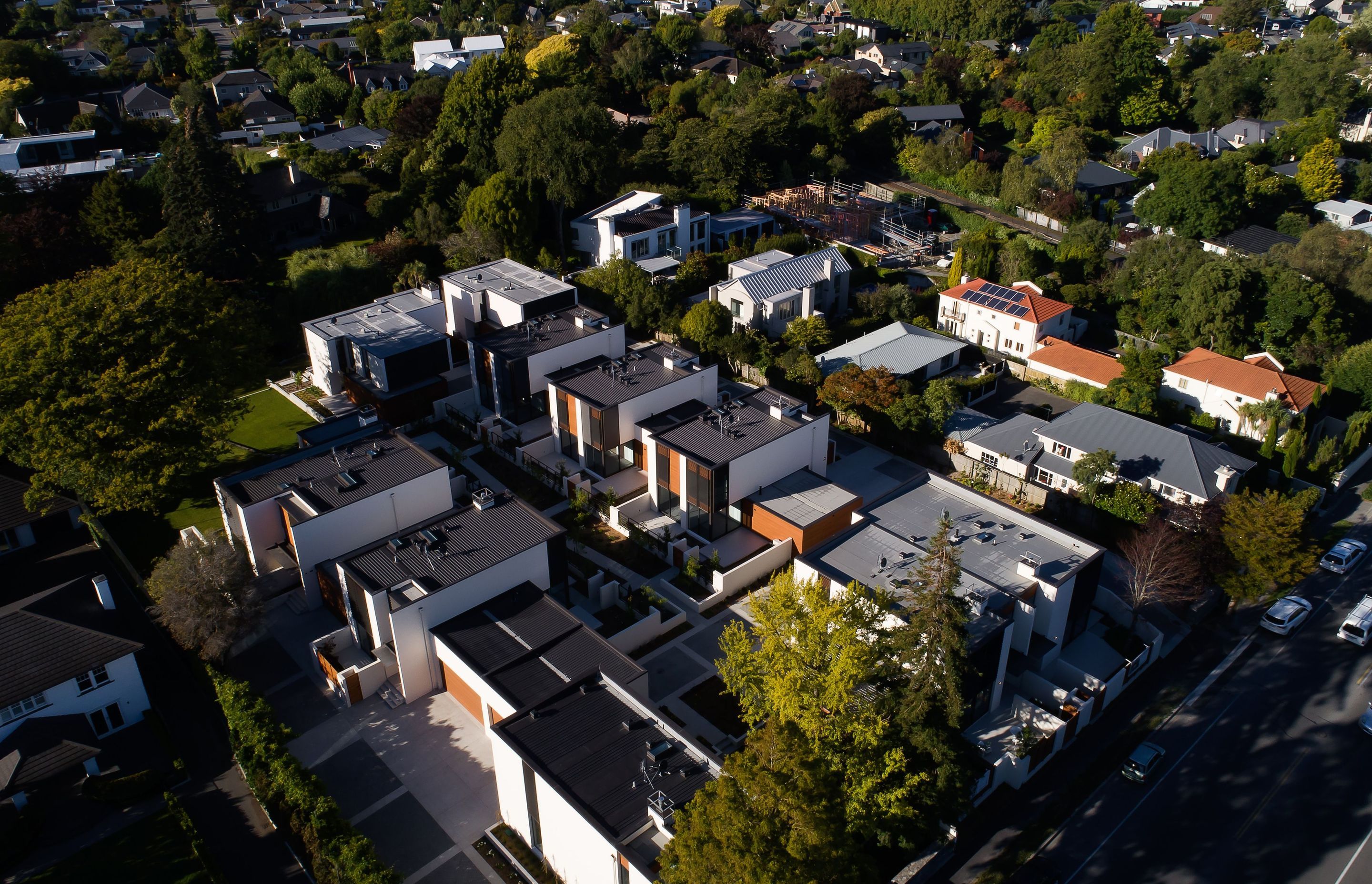 The riverside site spans 5,500m2, with the houses sited along the east and west boundaries to form a central green belt. 