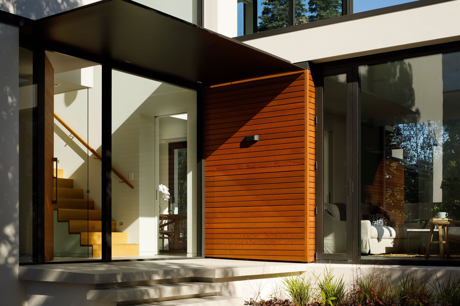 Cedar, juxtaposed here with black aluminium, creates a distinctive entry feature. 