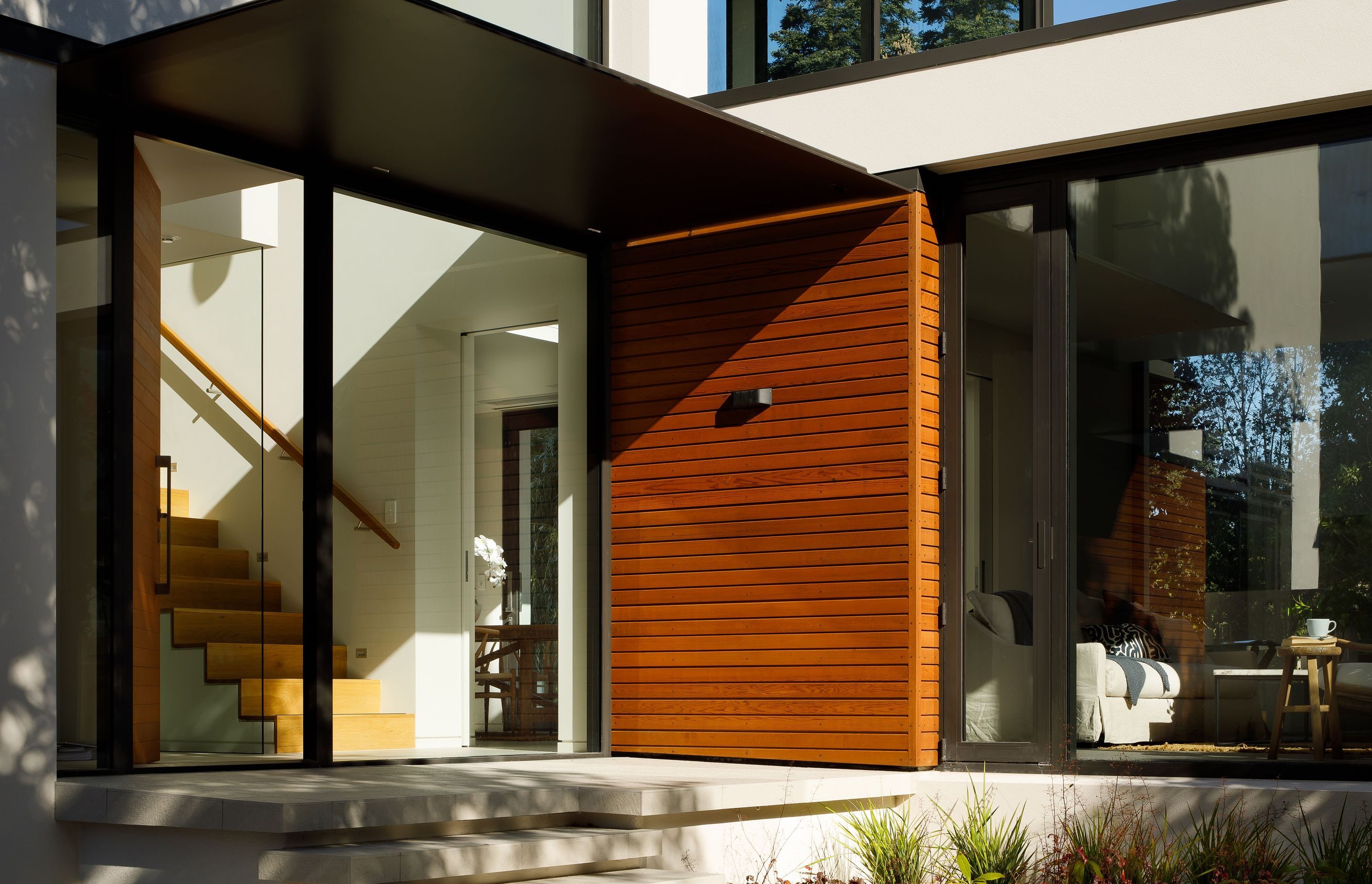 Cedar, juxtaposed here with black aluminium, creates a distinctive entry feature. 