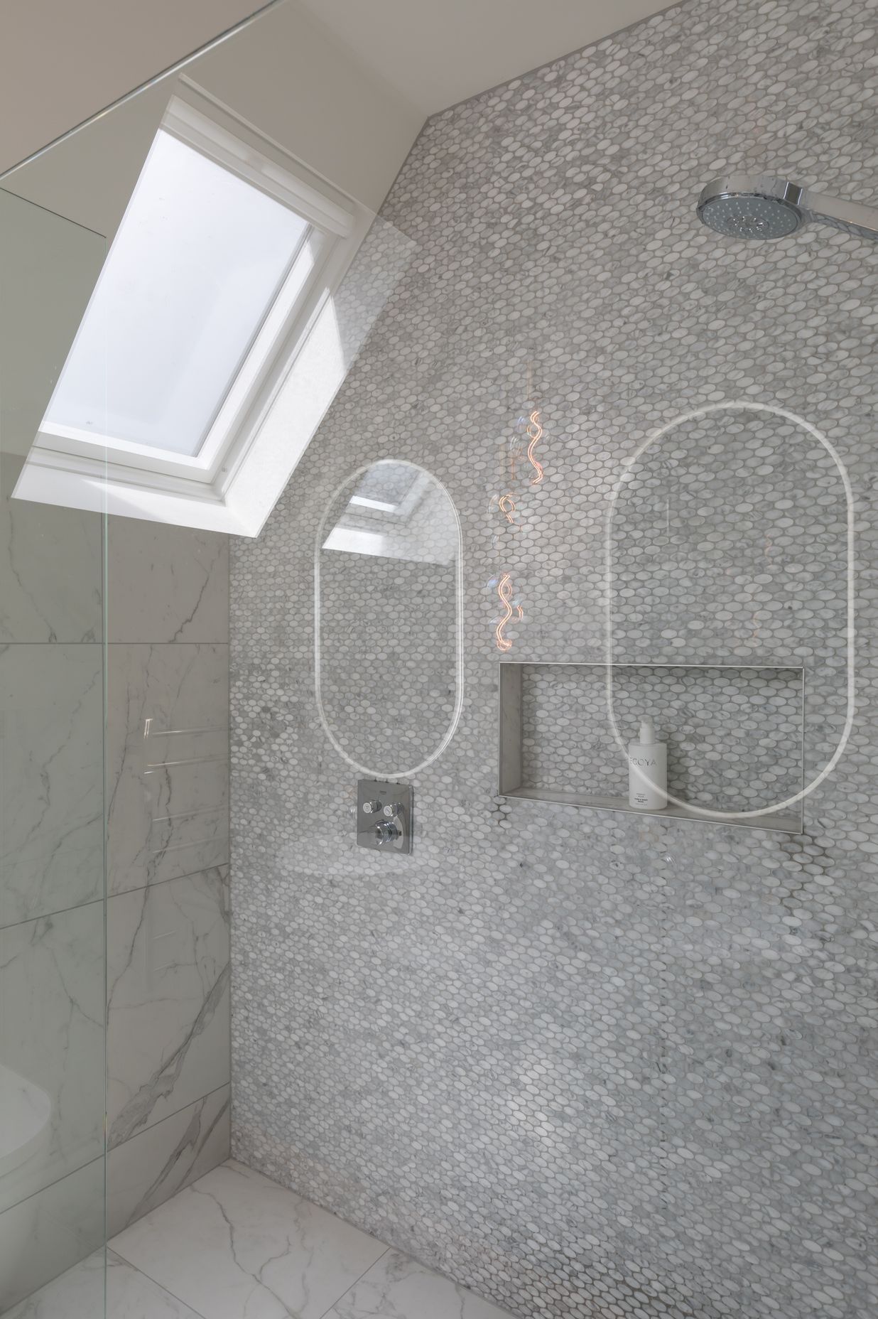 Ensuite Bathroom - feature marble mosaic with long tiled niche