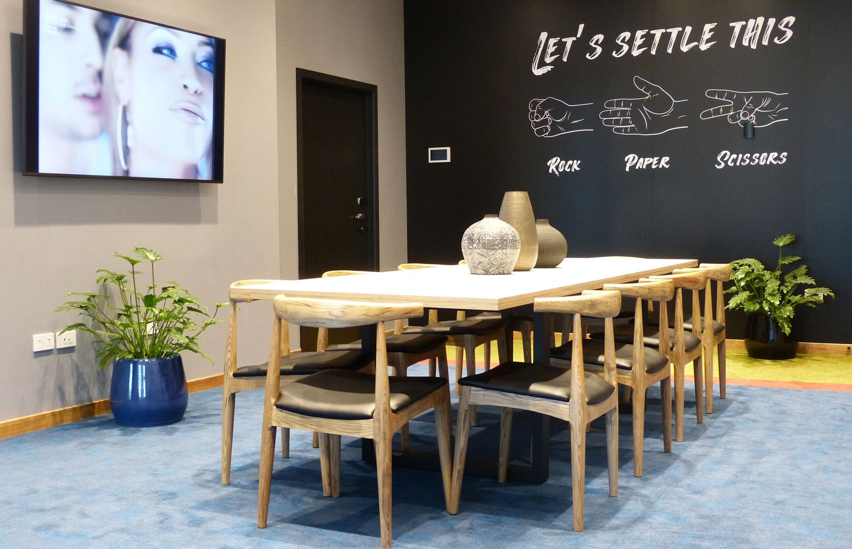 More open plan meeting tables allow for casual, incidental catch ups. Custom ceramics by Morris & James help bring greenery into the spaces.