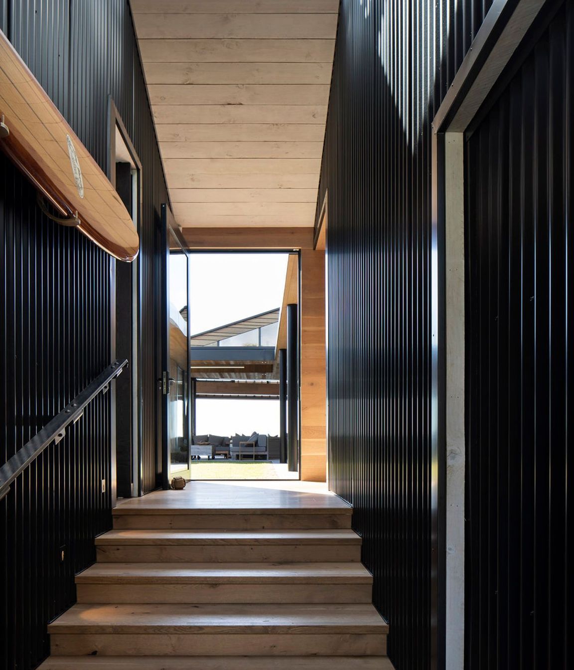 Made up three separate buildings or pavilions, this house offers an array of social and private areas.