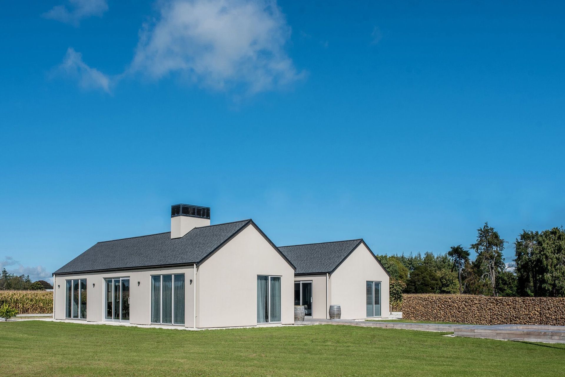 Two connected pavilions provide the requested separation of private and public spaces and also the symmetry the owners wanted to achieve.