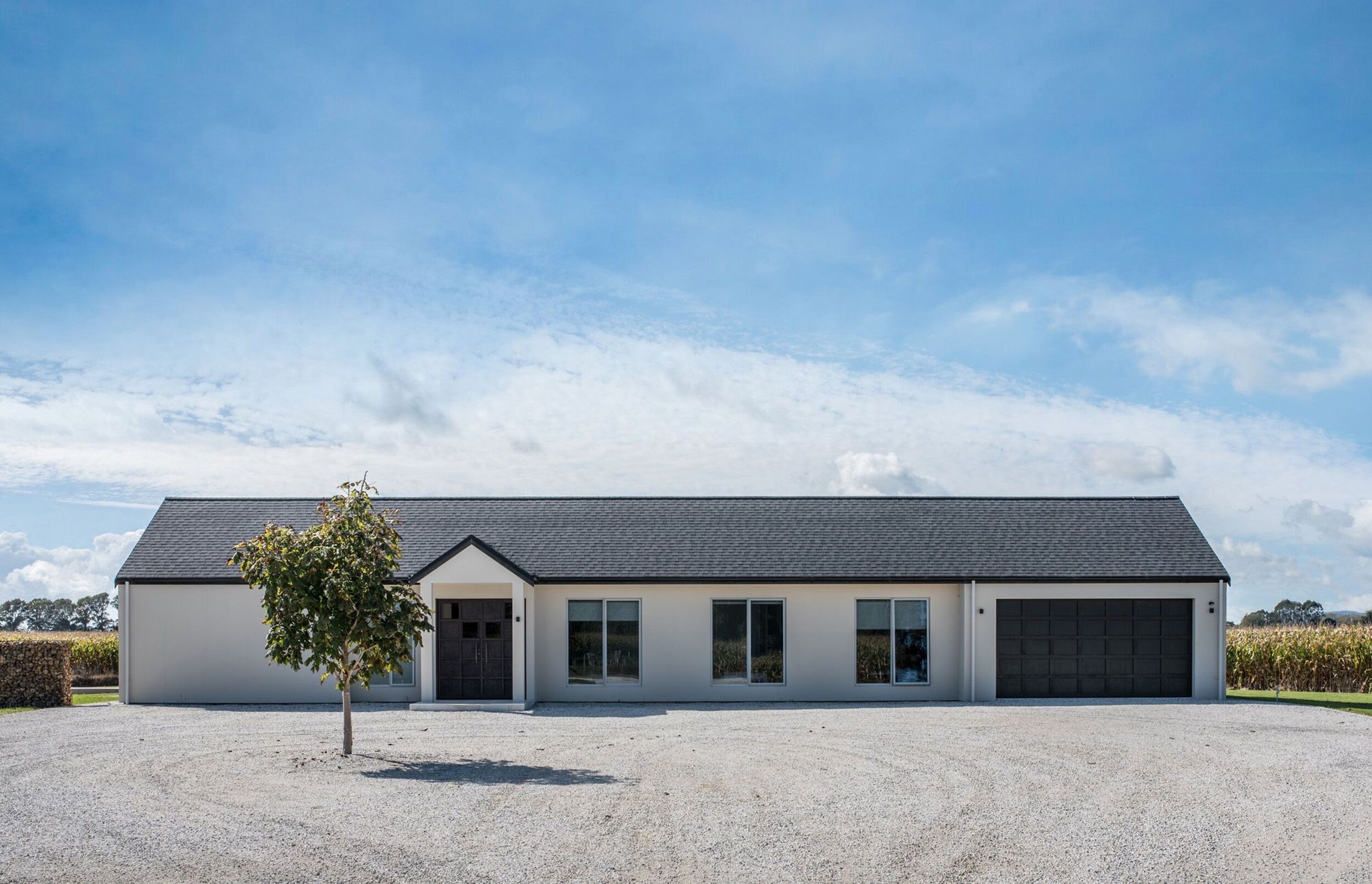 Approach to the house is on the west-facing 'long' side. The four bedrooms have been placed in this form with the living areas in the north-facing connecting element and east-facing pavilion.
