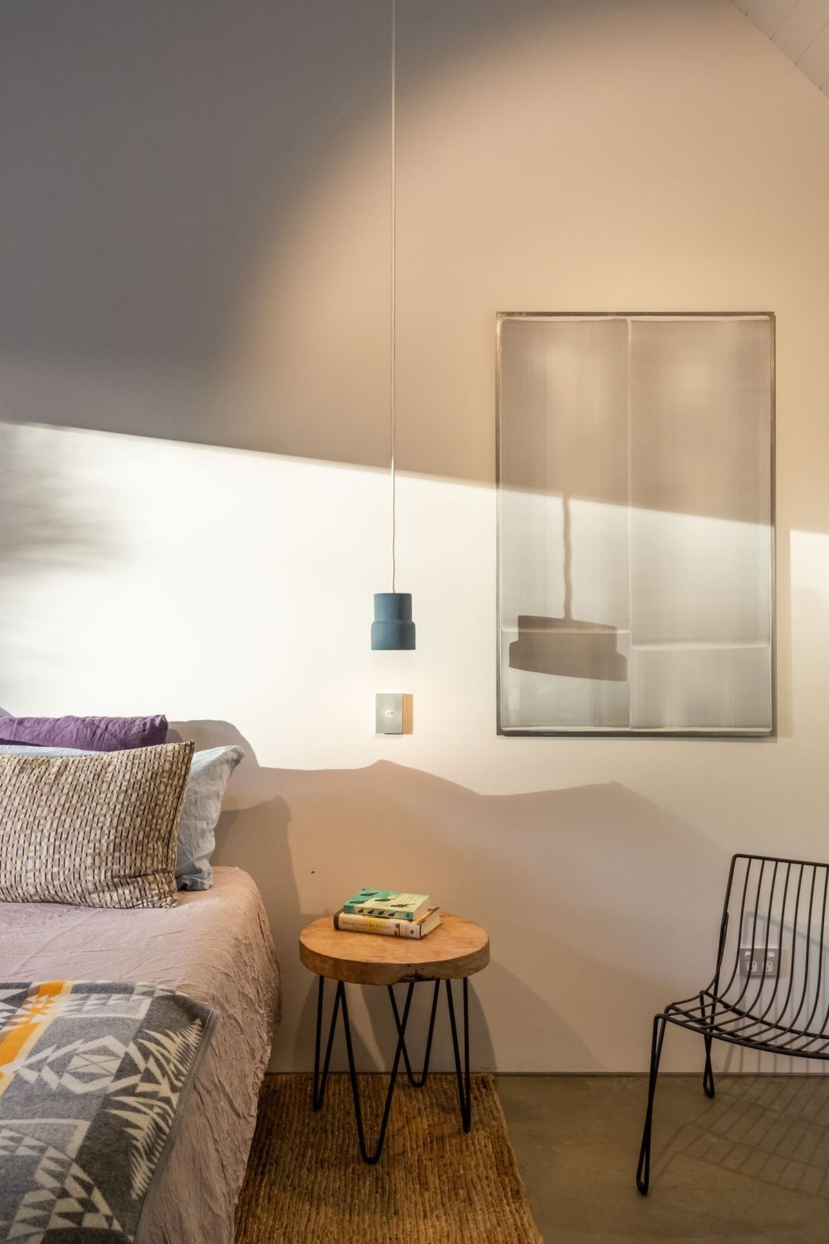 Light colours and simple materials create a calm, relaxed asethetic. 