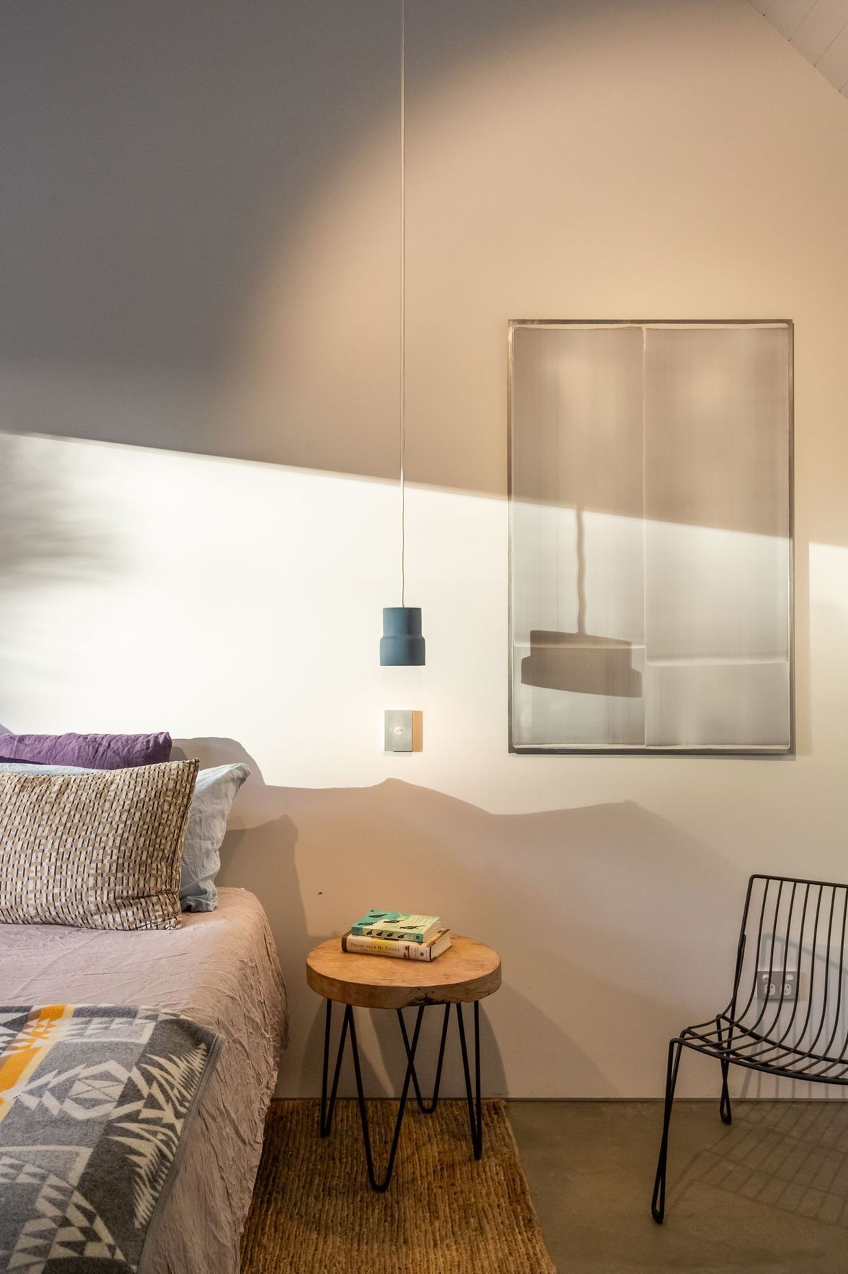 Light colours and simple materials create a calm, relaxed asethetic.