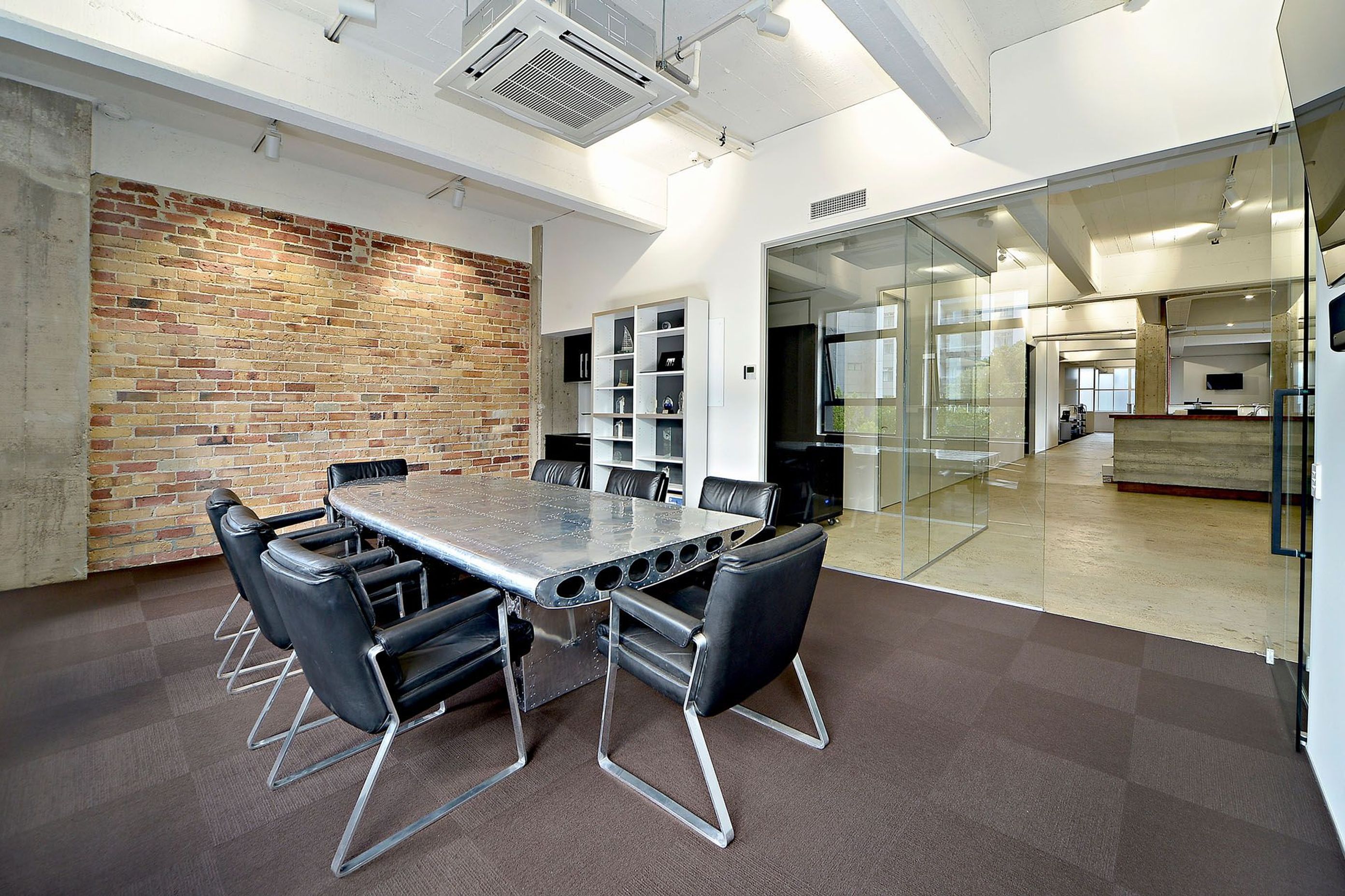 Open plan office spaces and polished concrete floors throughout give a sense of continuity to the office and a look much more in keeping with its art deco heritage.