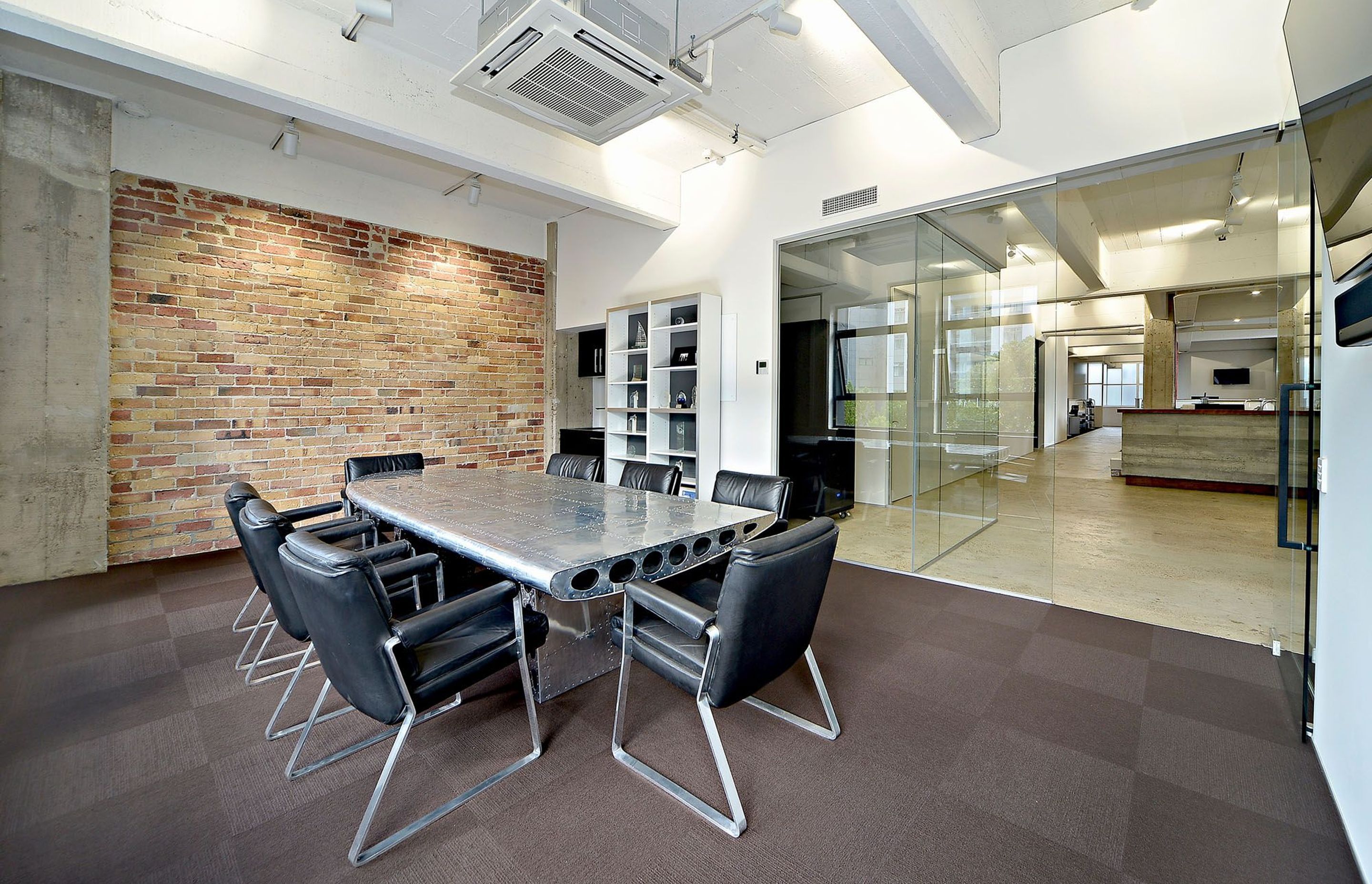 Open plan office spaces and polished concrete floors throughout give a sense of continuity to the office and a look much more in keeping with its art deco heritage.