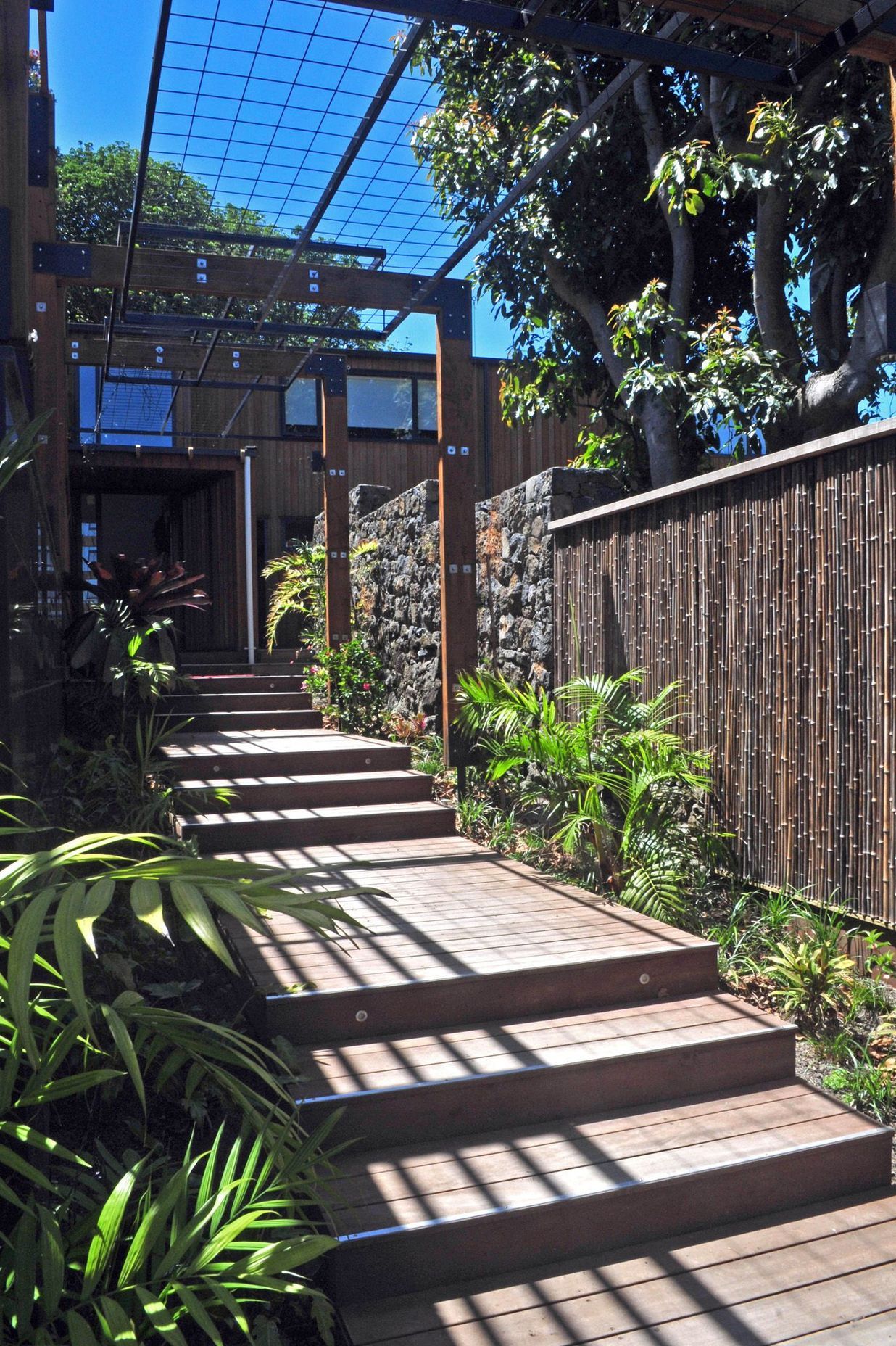 The linear approach to the house is emphasised by the rhythm of steps and arches