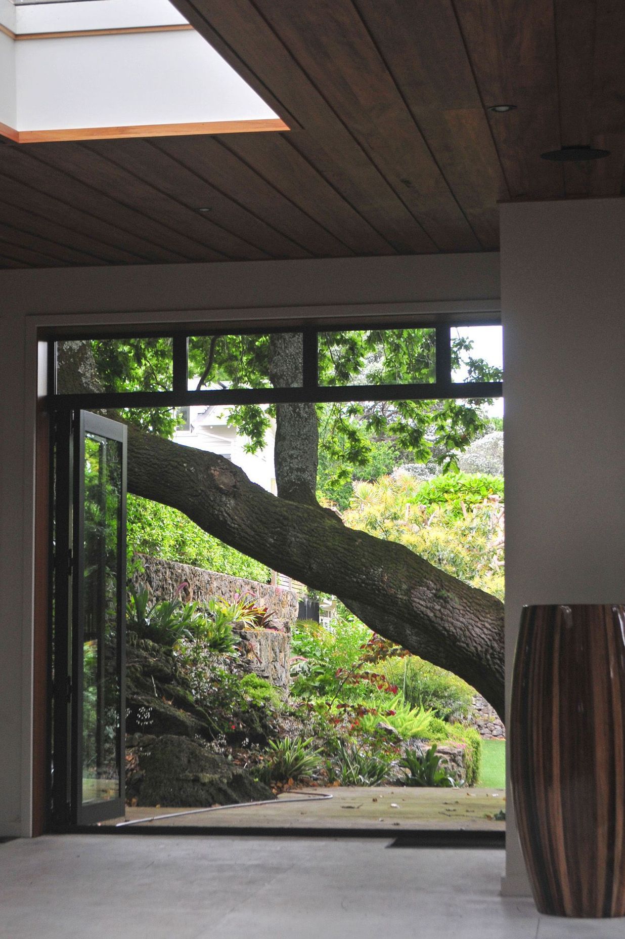 The existing oak was well intergarted to become a key feature linking house and garden