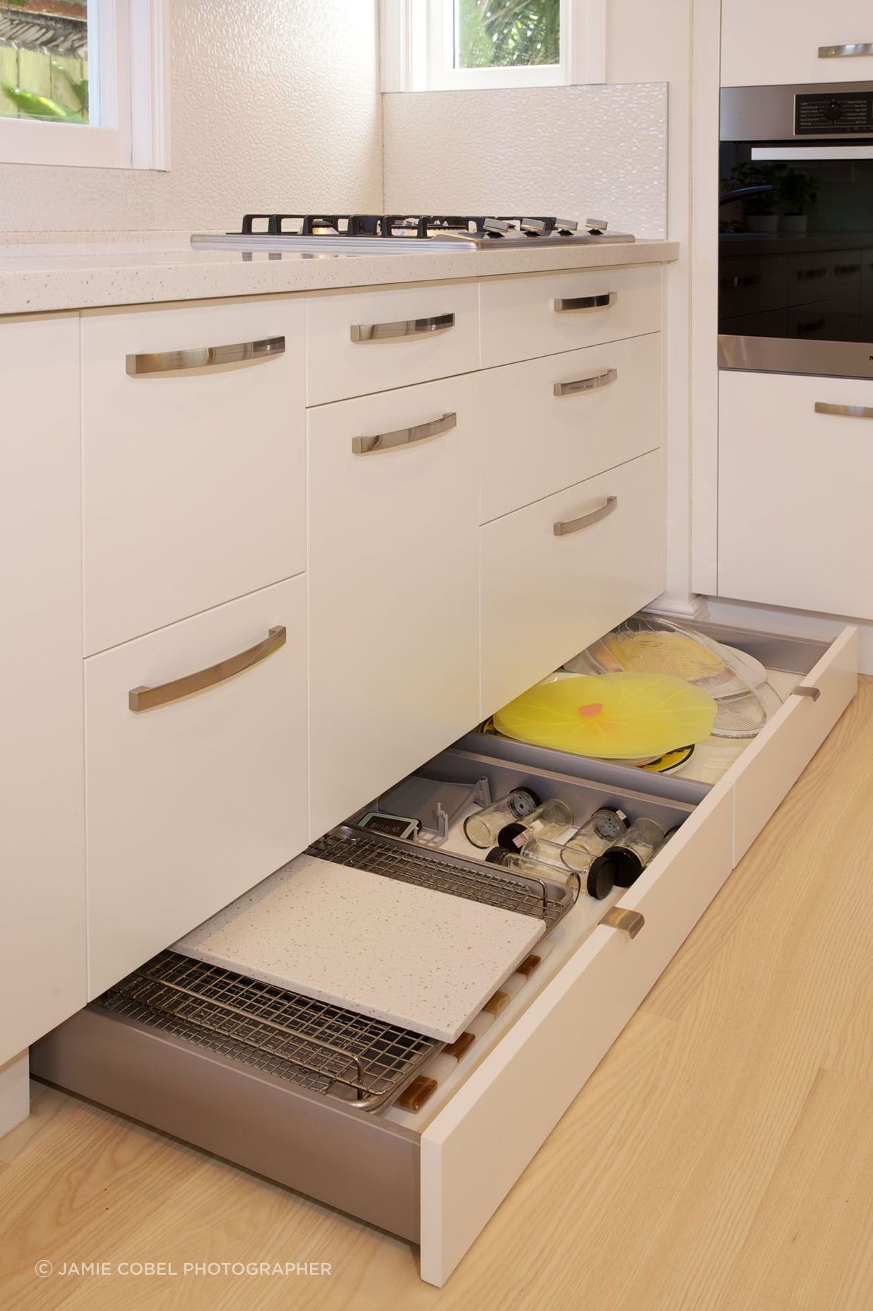 Storage space was maximized wherever possible, with easy accessibility to stored items. Toni optimized storage space by adding secret toe kick drawers under the joinery.