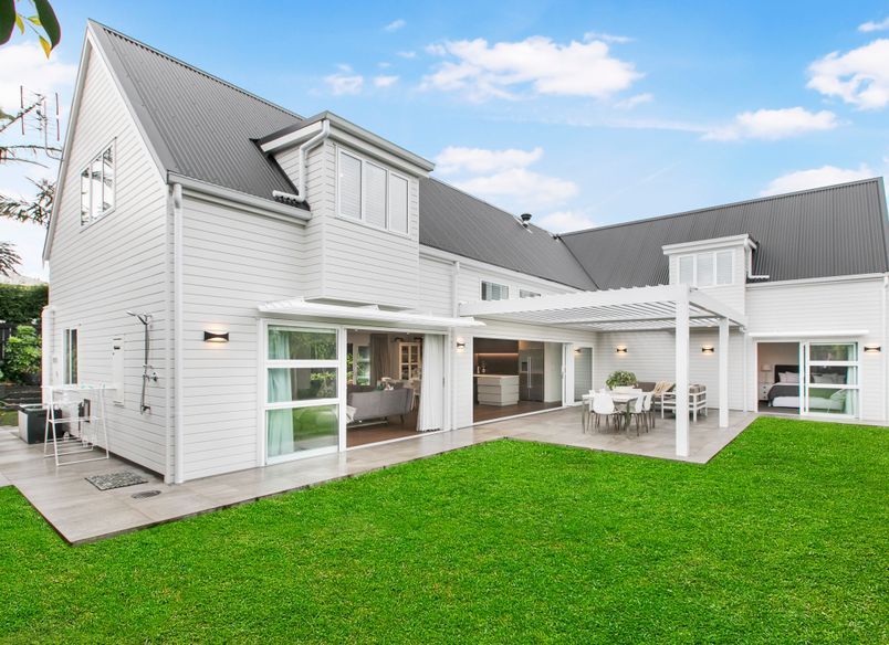 Narrow Neck Residence