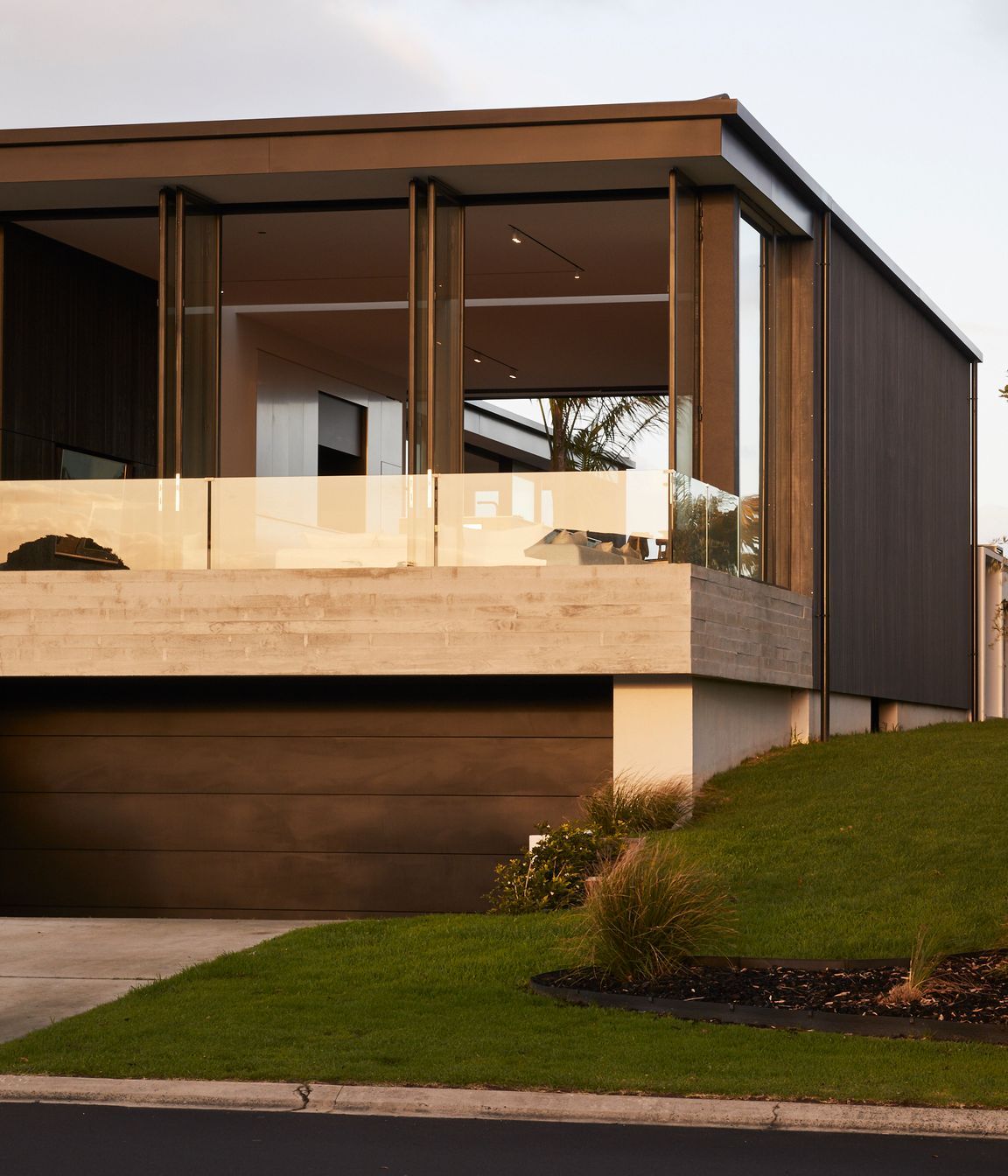 Thanks to the site's natural slope, the architect was able to position the garage underneath the main house, thus maximising the building platform without sacrificing living space.