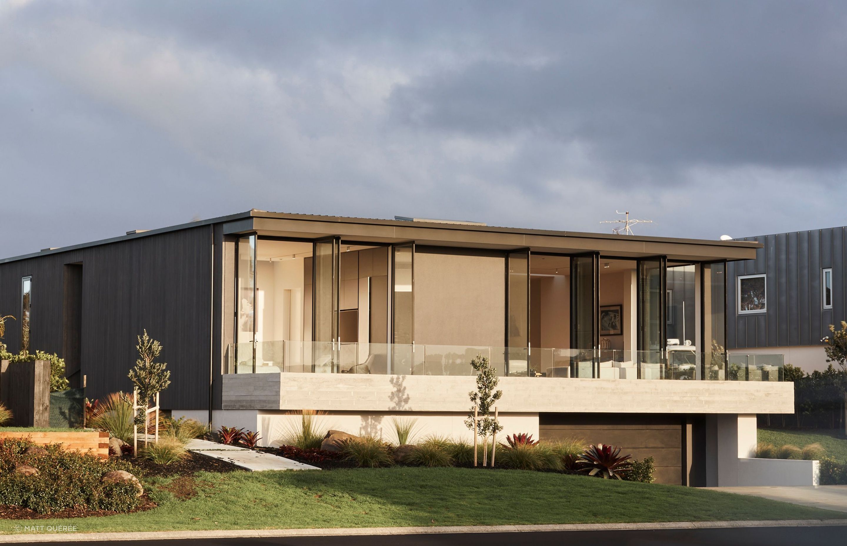 Located in the beachside suburb of Omaha, this house needed to function both as a holiday home for family and friends and as an eventual full-time residence for when the ex-pat owners return to New Zealand.