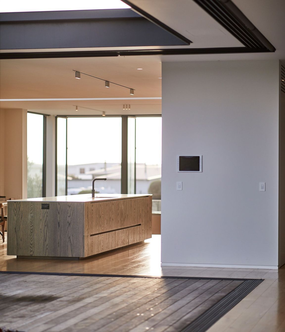 The client wanted a seamless transition between indoors and out. The architect used the highest point of the site to determine the level of the main floor.