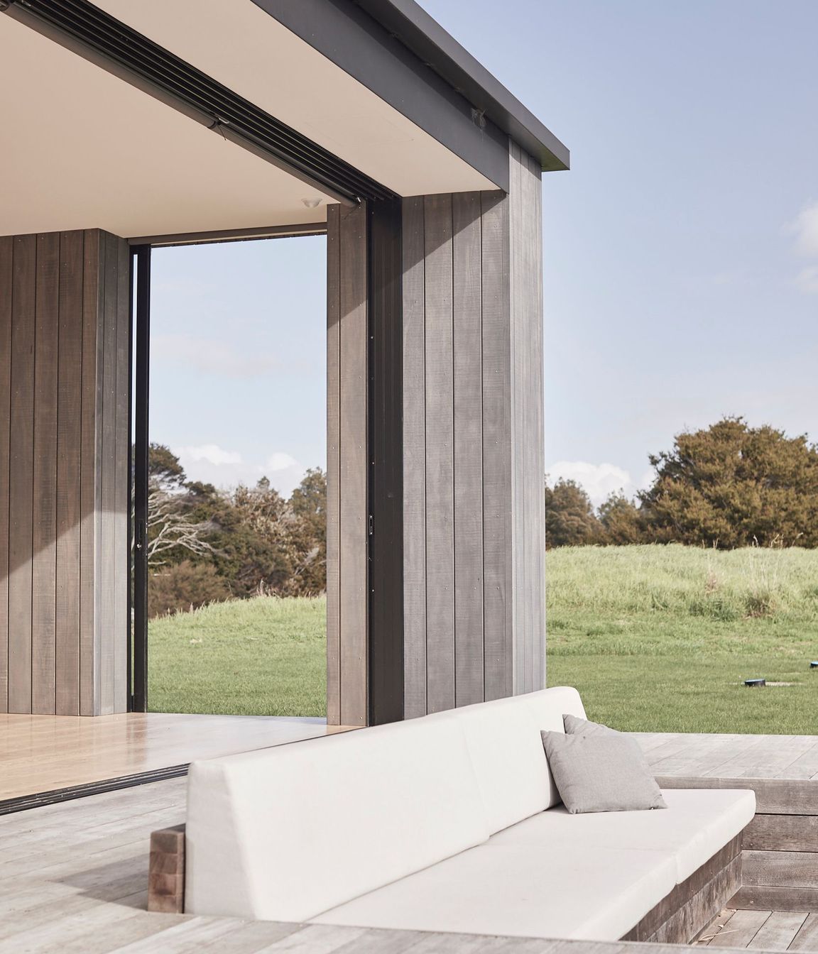 Setting the level of the main floor at the same height as the highest point of the property enabled the architect to fully maximise the entire rear half of the site and create a real connection between the house and the large outdoor entertaining area.