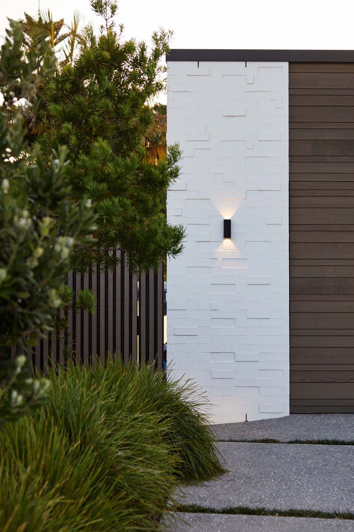 Staggered bagged bricks create an attractive textural cladding, emphasised in white.