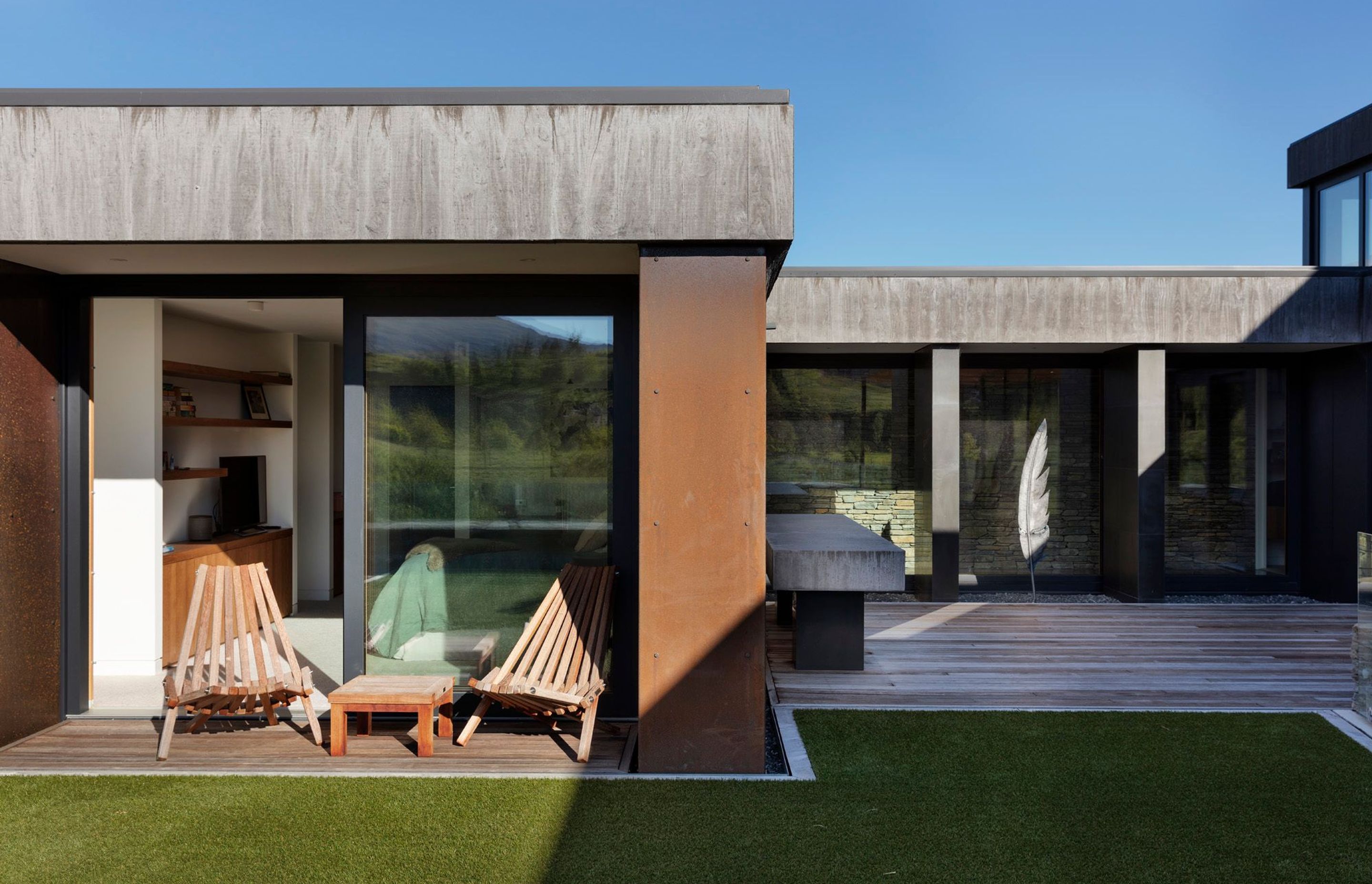 A small overhang outside one of the first-floor bedroom provides the perfect nook for visitors to lounge in the sun. An inset courtyard connects to a second lounge.