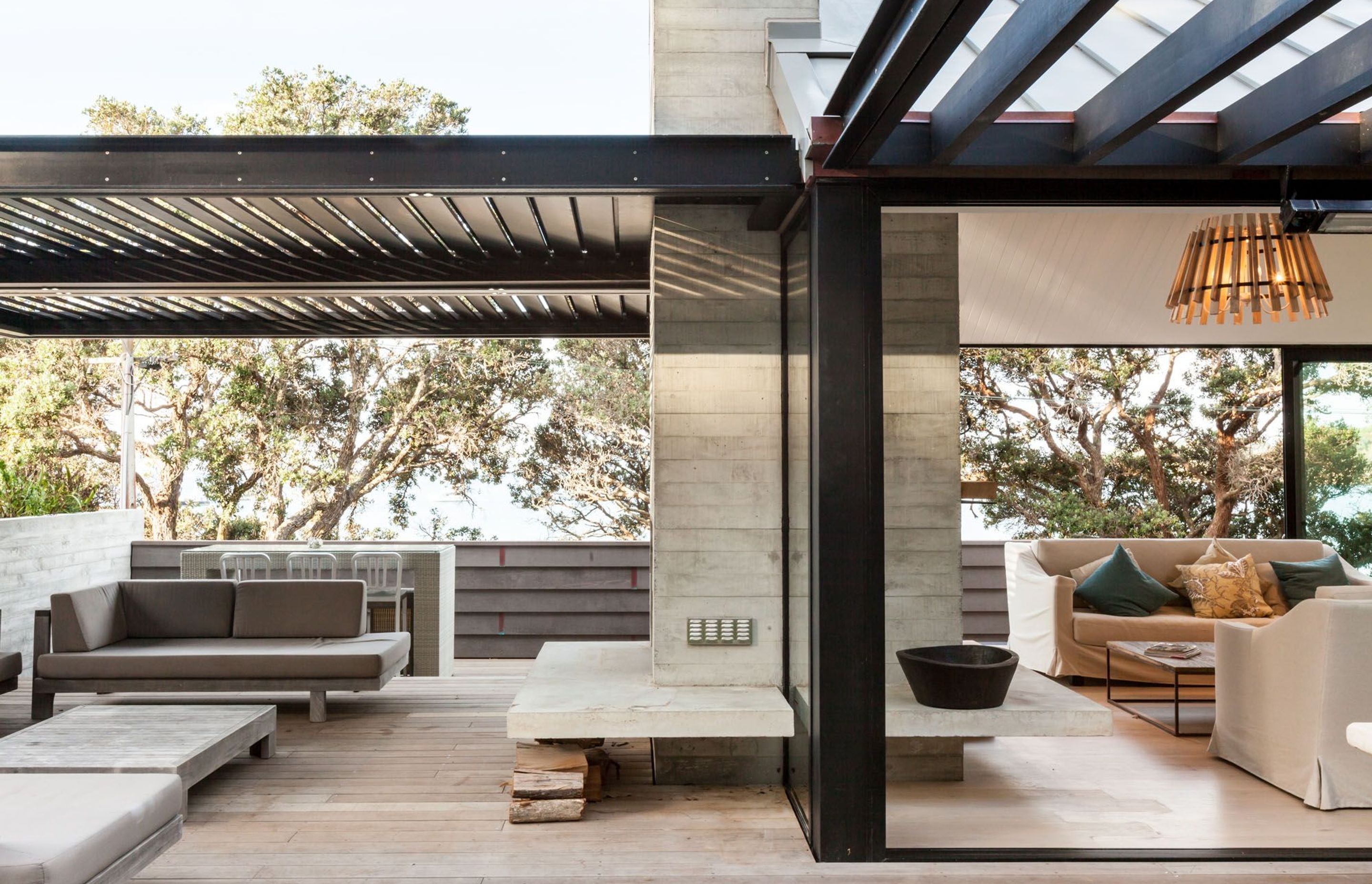 The LOCARNO RL200 louvres have been fitted within a black steel 230 PFC structure