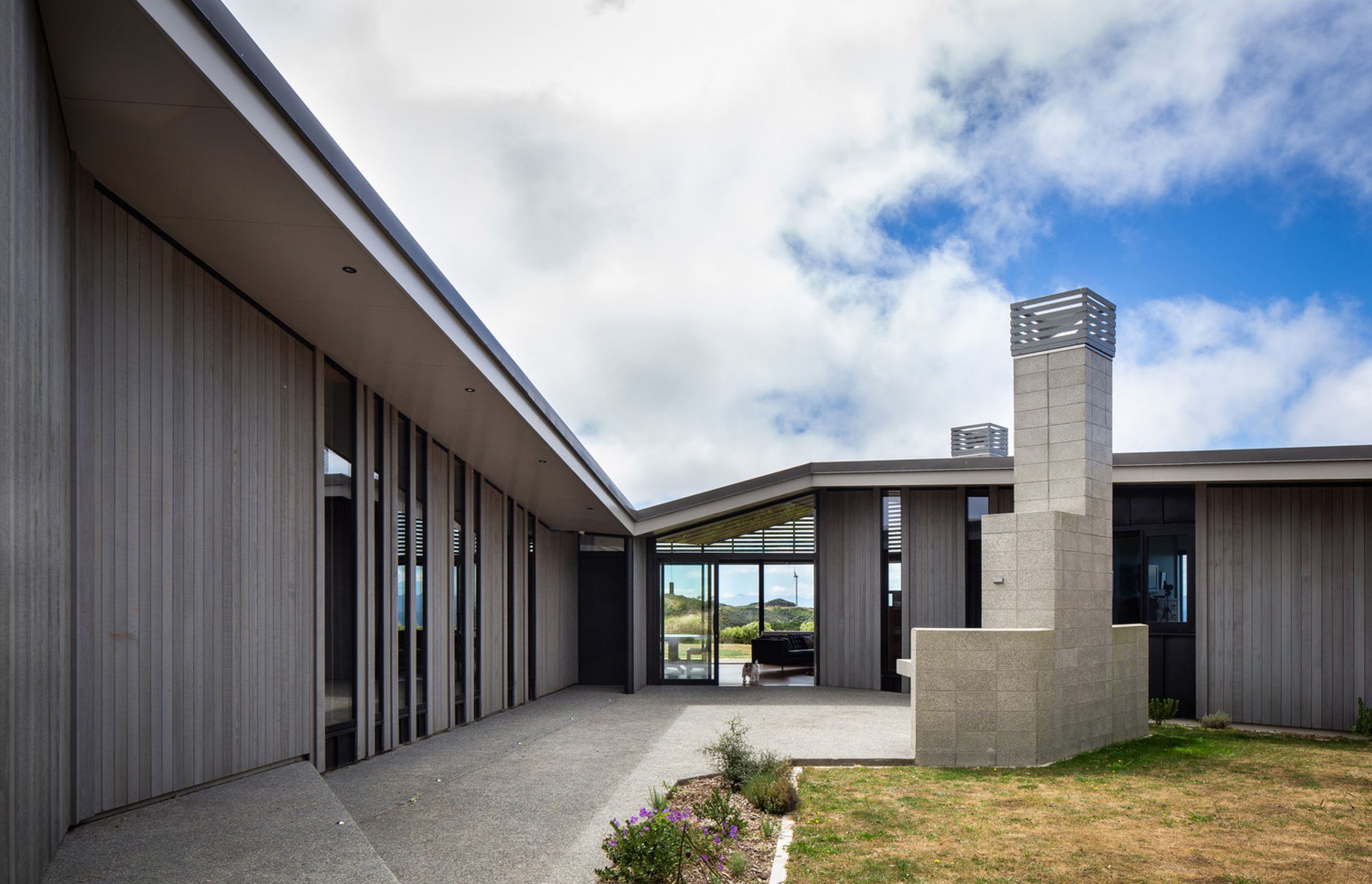 The floor-to-ceiling windows have been broken up vertically, adding rhythm and contrast to the undulating form.