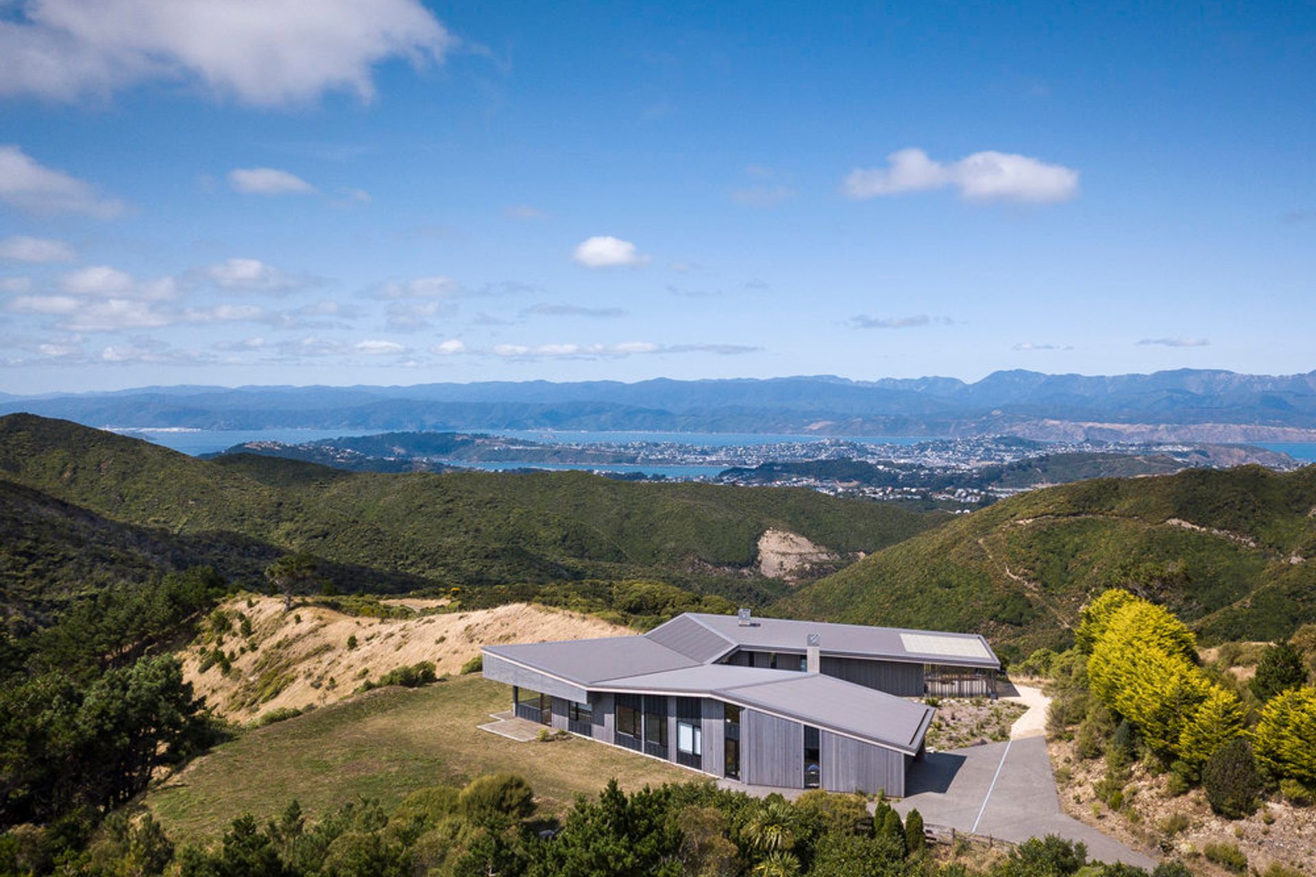 Located in Brooklyn, just 10 minutes drive from Wellington, the house enjoys a rural landscape and views of the city and harbour.