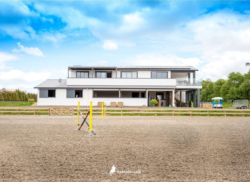 Karaka barn with stables & apartment