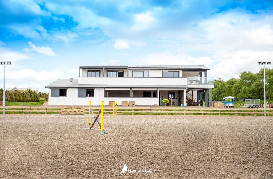Karaka barn with stables & apartment