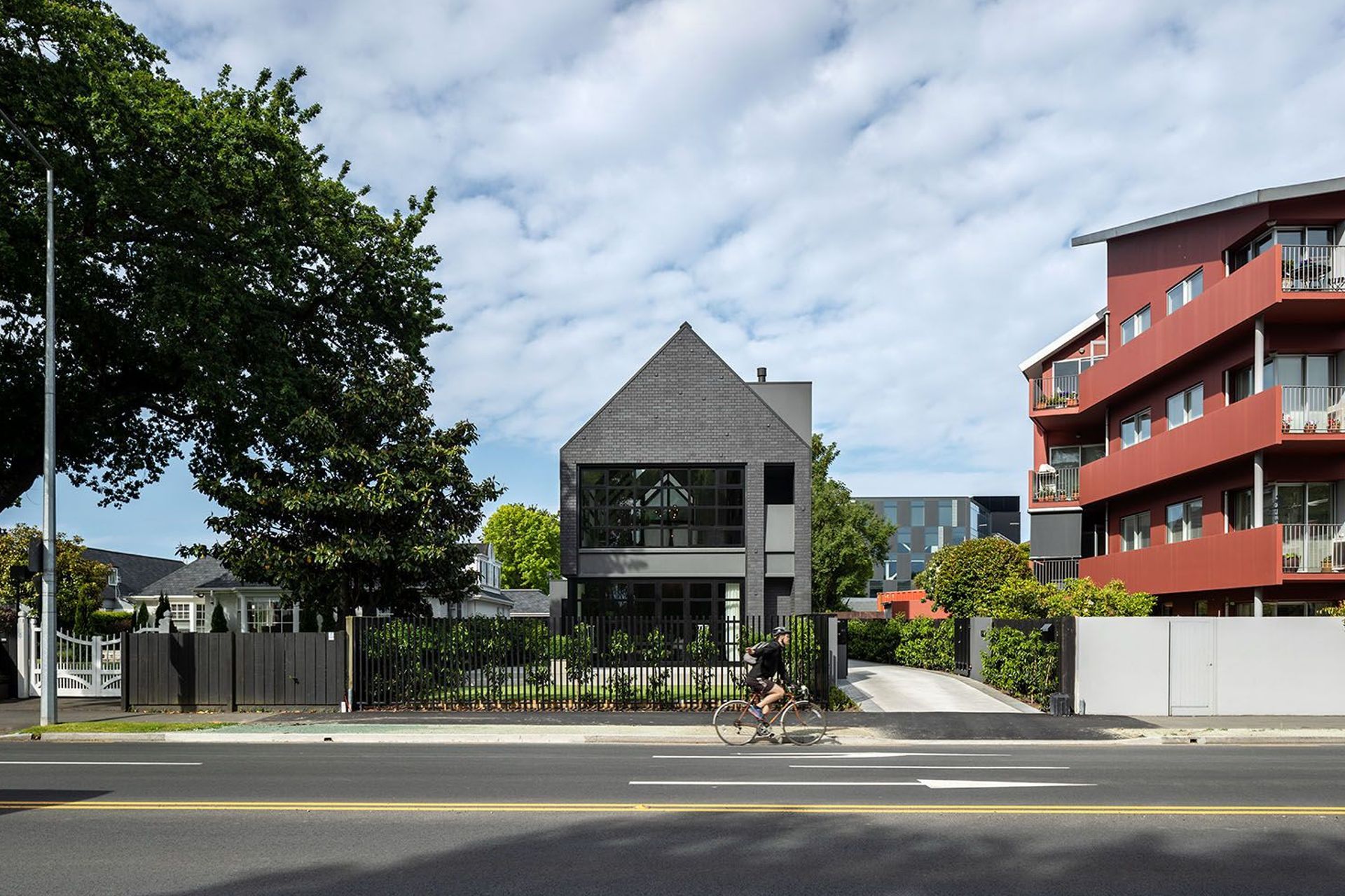 Park Terrace House is sited between an original home and a new multi-unit development in central Christchurch, located opposite the Avon and Hagley Park.