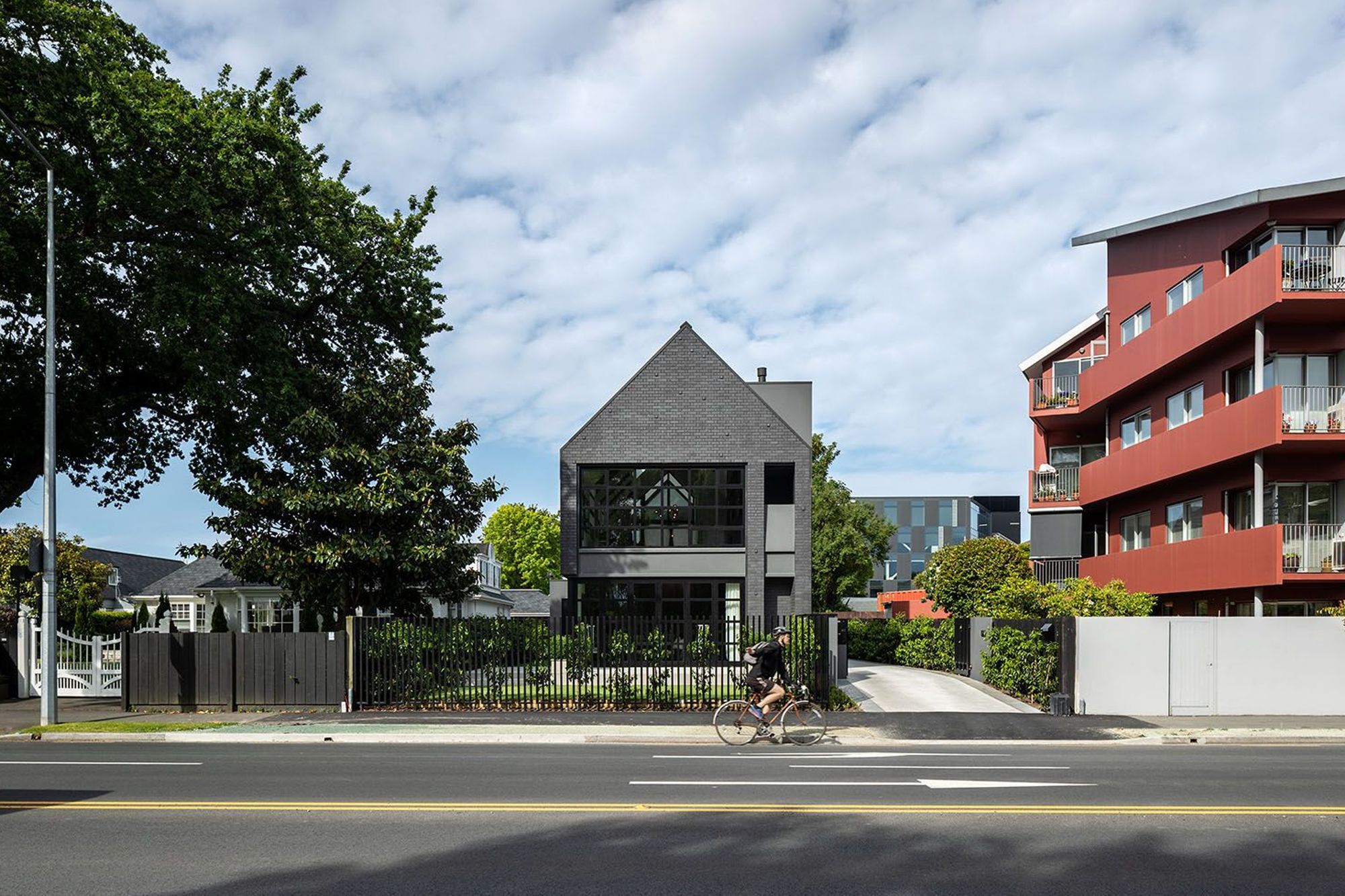 Park Terrace House is sited between an original home and a new multi-unit development in central Christchurch, located opposite the Avon and Hagley Park.