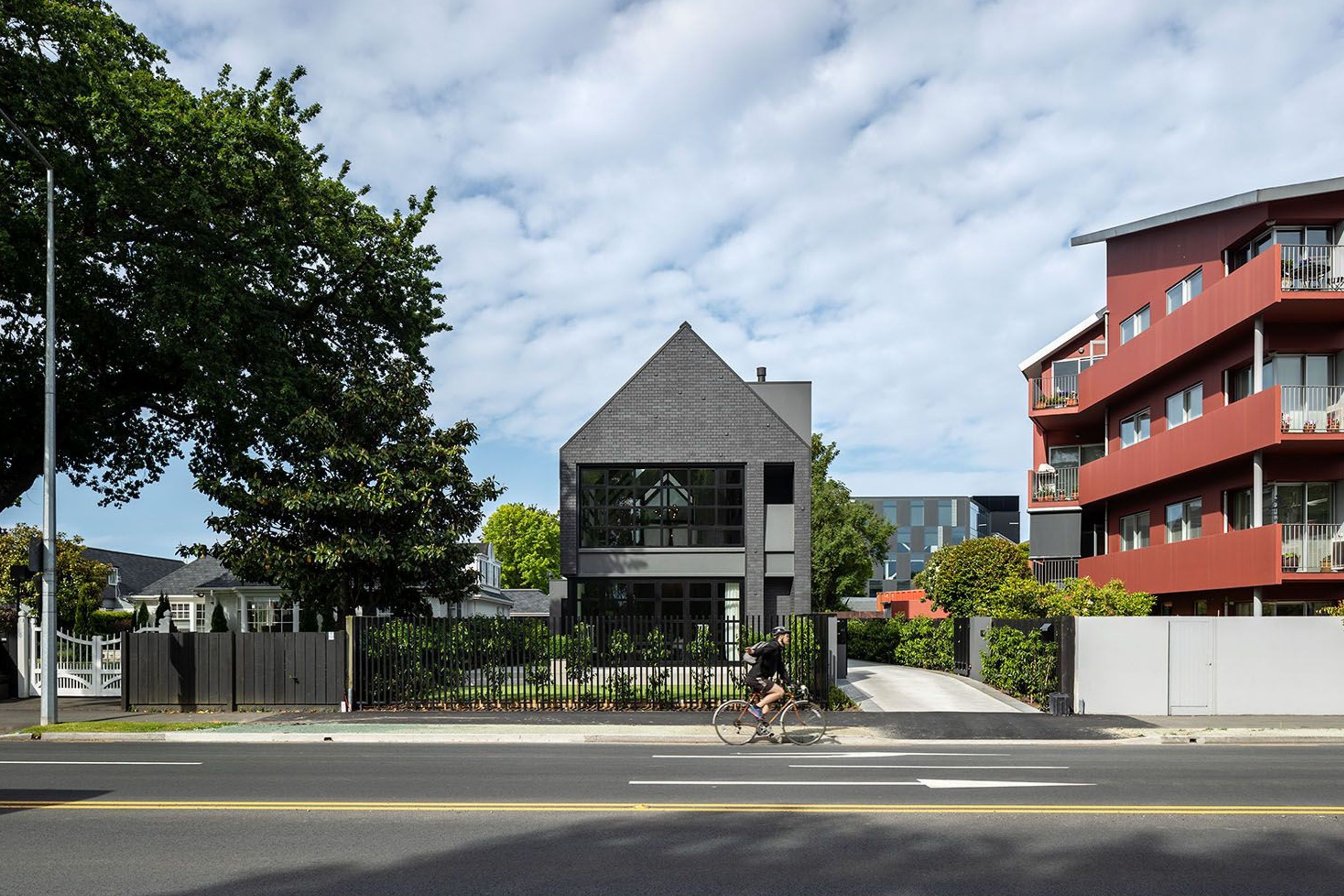 Park Terrace House is sited between an original home and a new multi-unit development in central Christchurch, located opposite the Avon and Hagley Park.