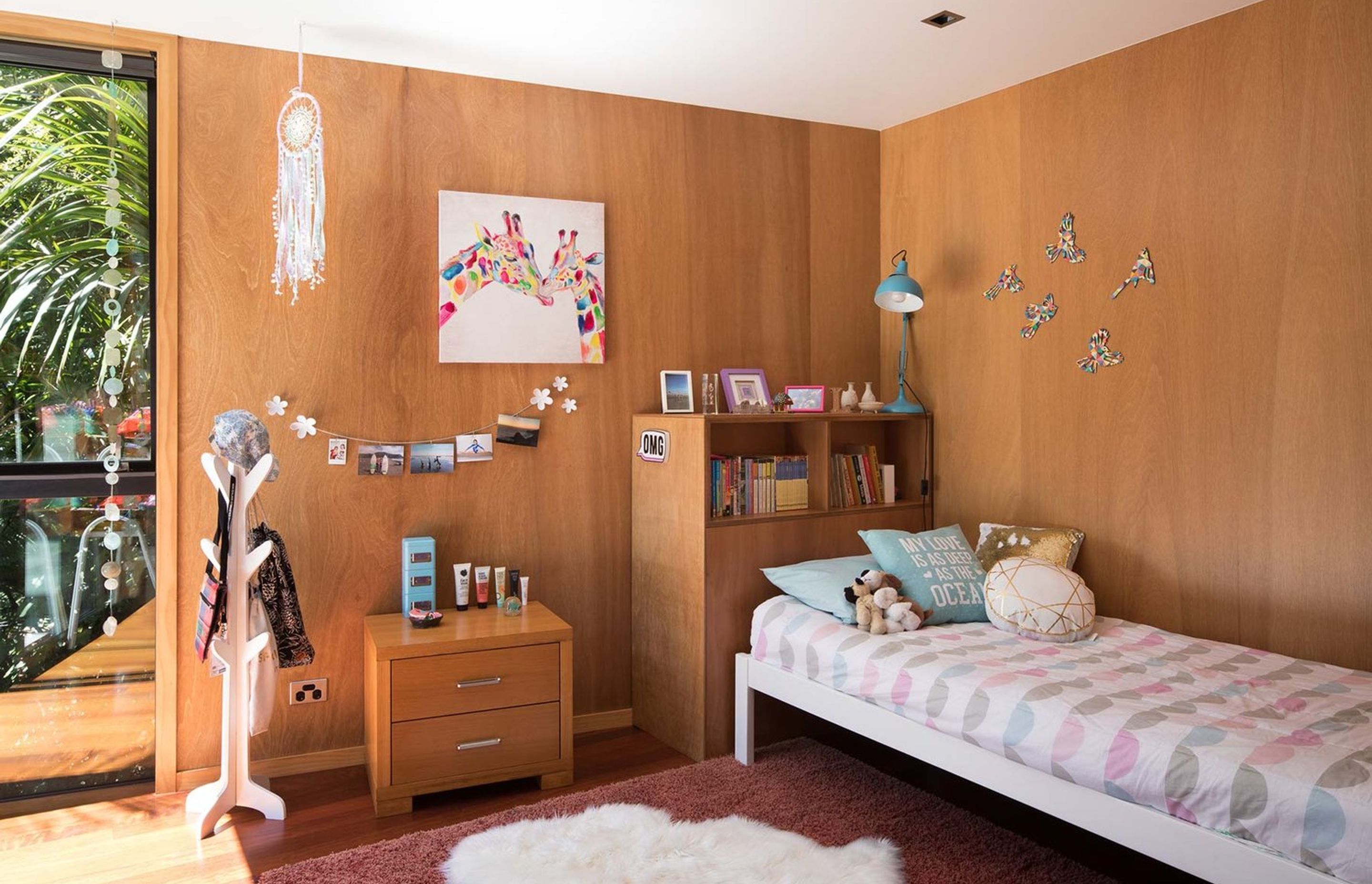 Floor-to-ceiling windows provide light and a healthy environment in bedrooms, while the plywood walls can be matched with relatively clean, simple furniture.