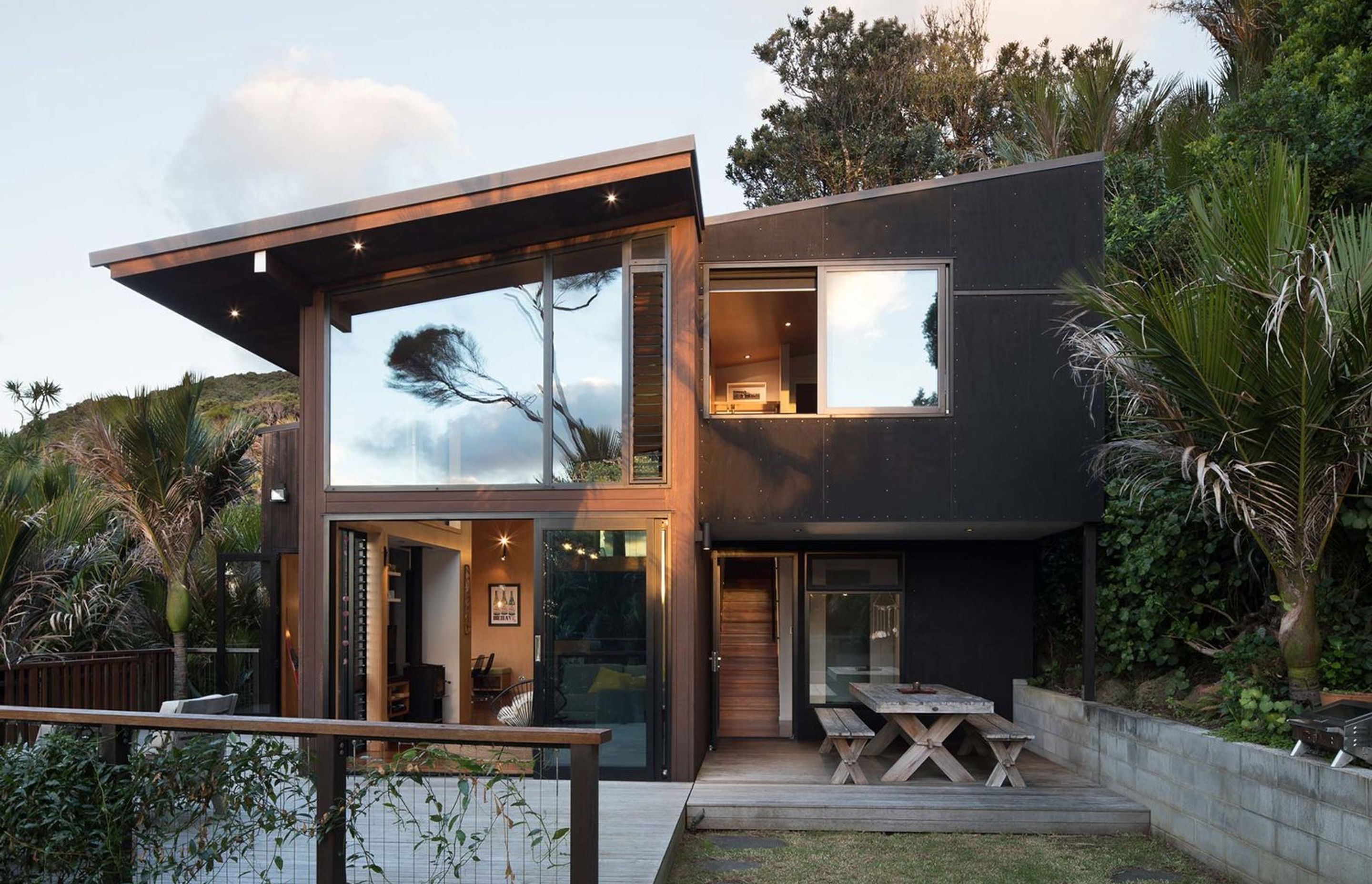 Reflective glass provides a sense of volume to the house, and displays the surrounding fauna, while sympathetic colour use ensures the house ‘sits’ within the environment.