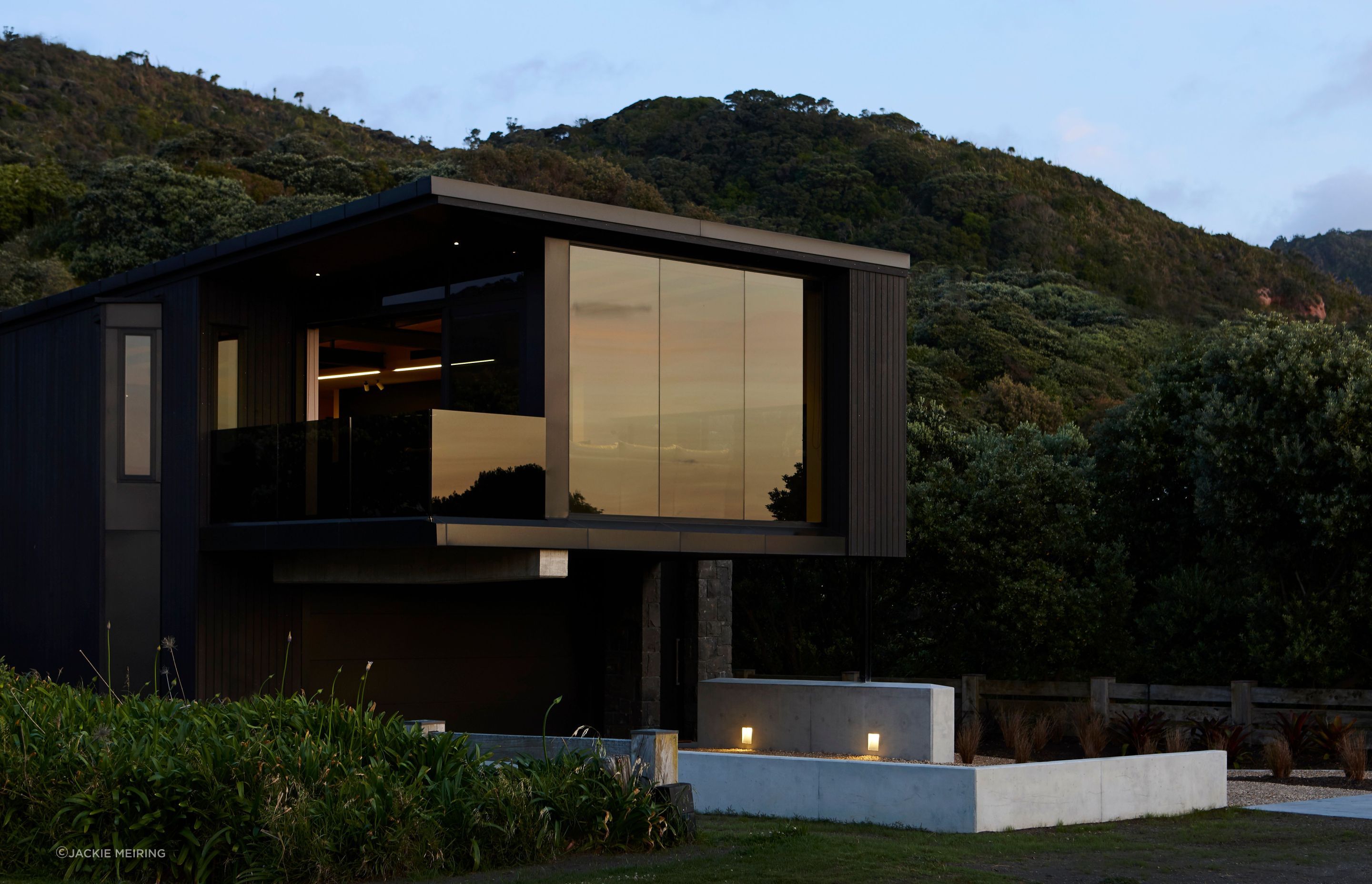 The first floor is cantilevered four metres out over the garage, visually reminiscent of nearby rock forms that have been eroded by the currents.