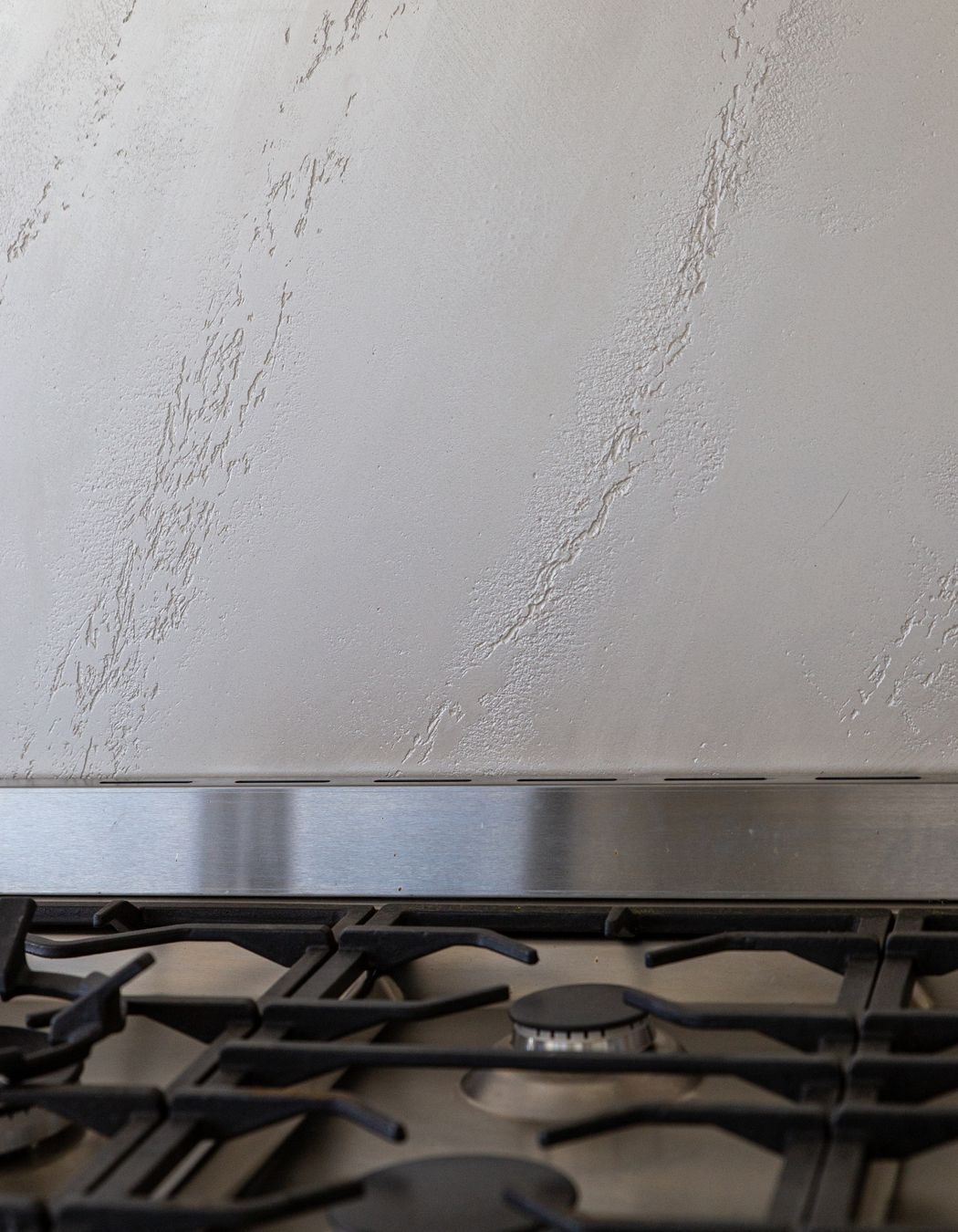 White textured polished plaster