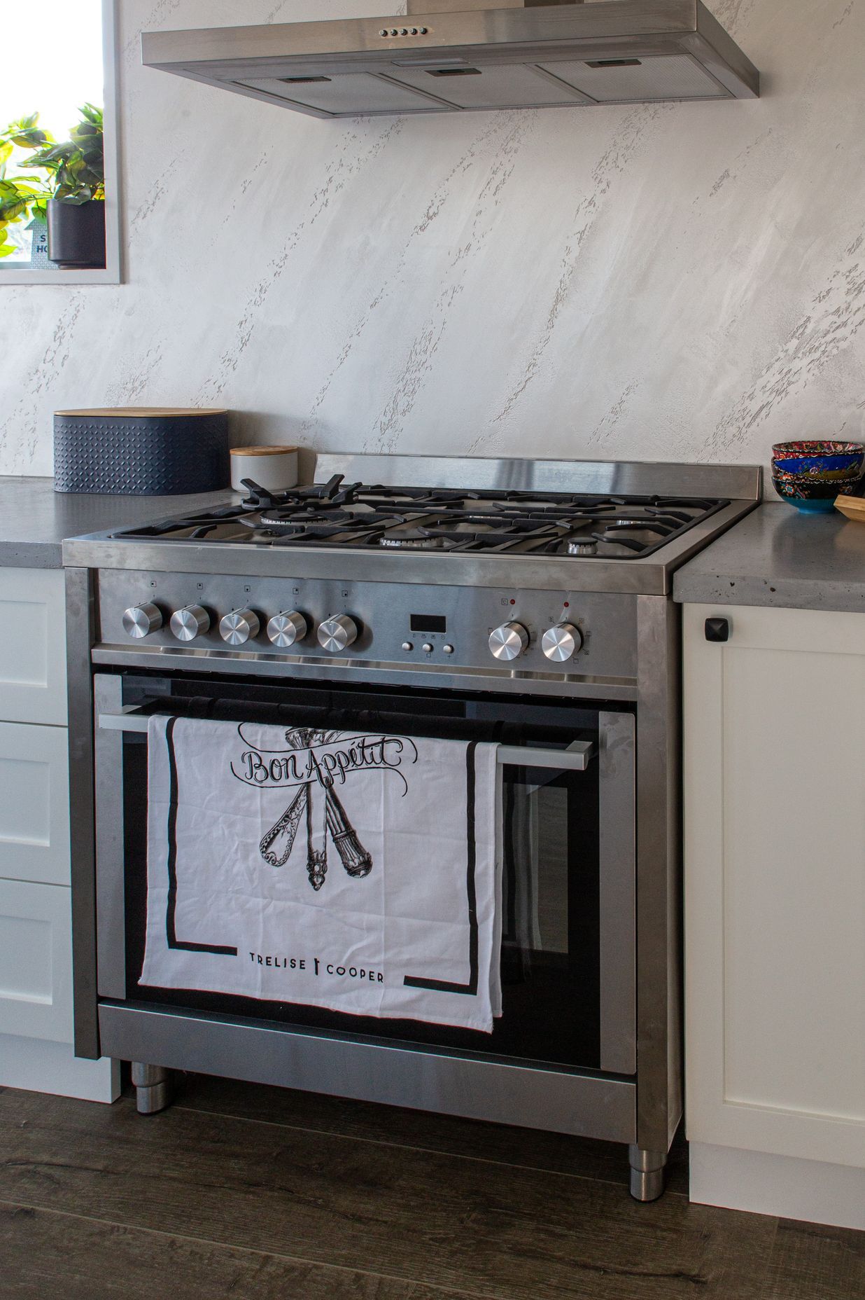 White polished plaster splashback and concrete look benchtop