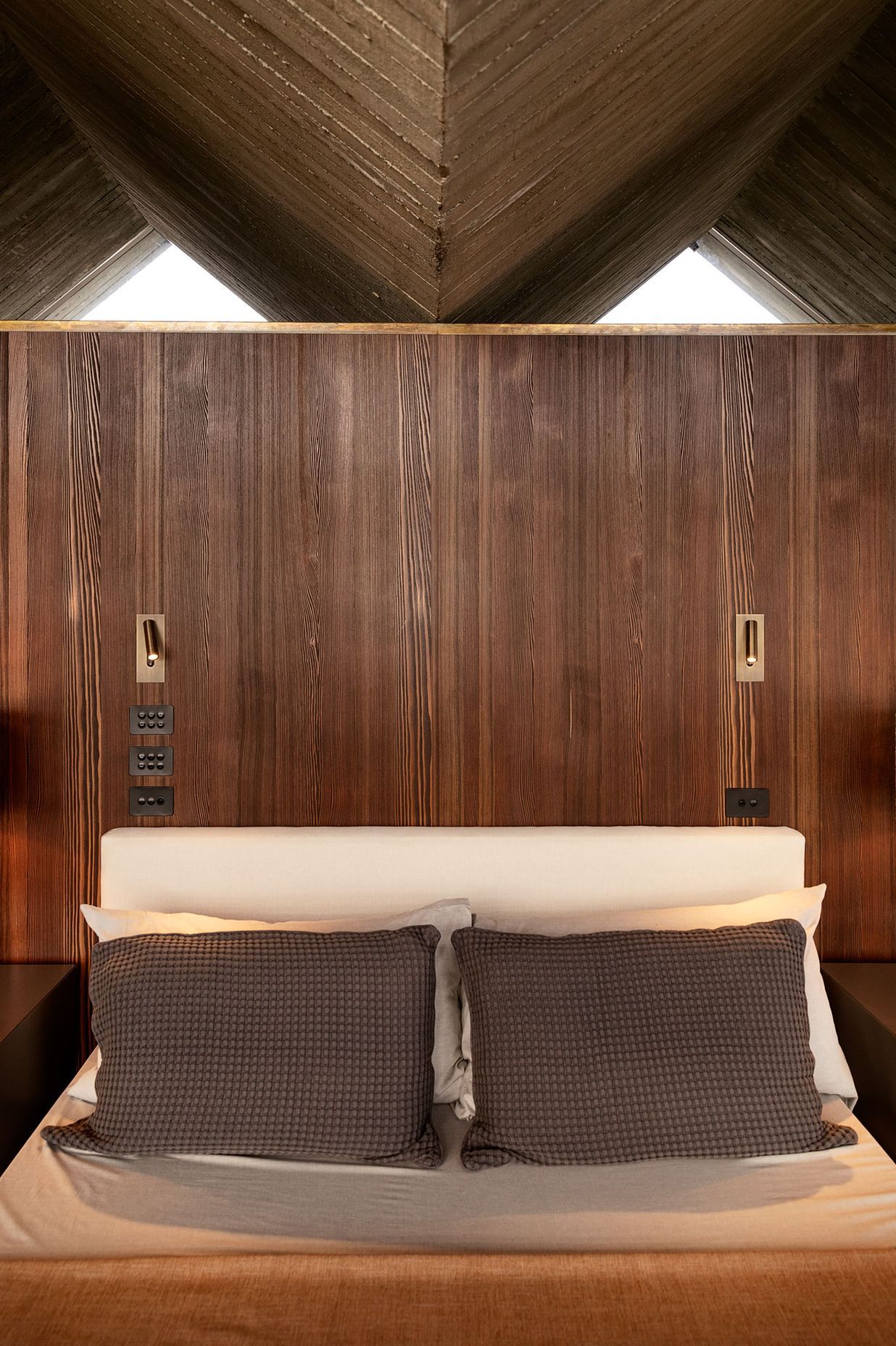 Timber, concrete and brass provide a natural material palette in the guest suite.