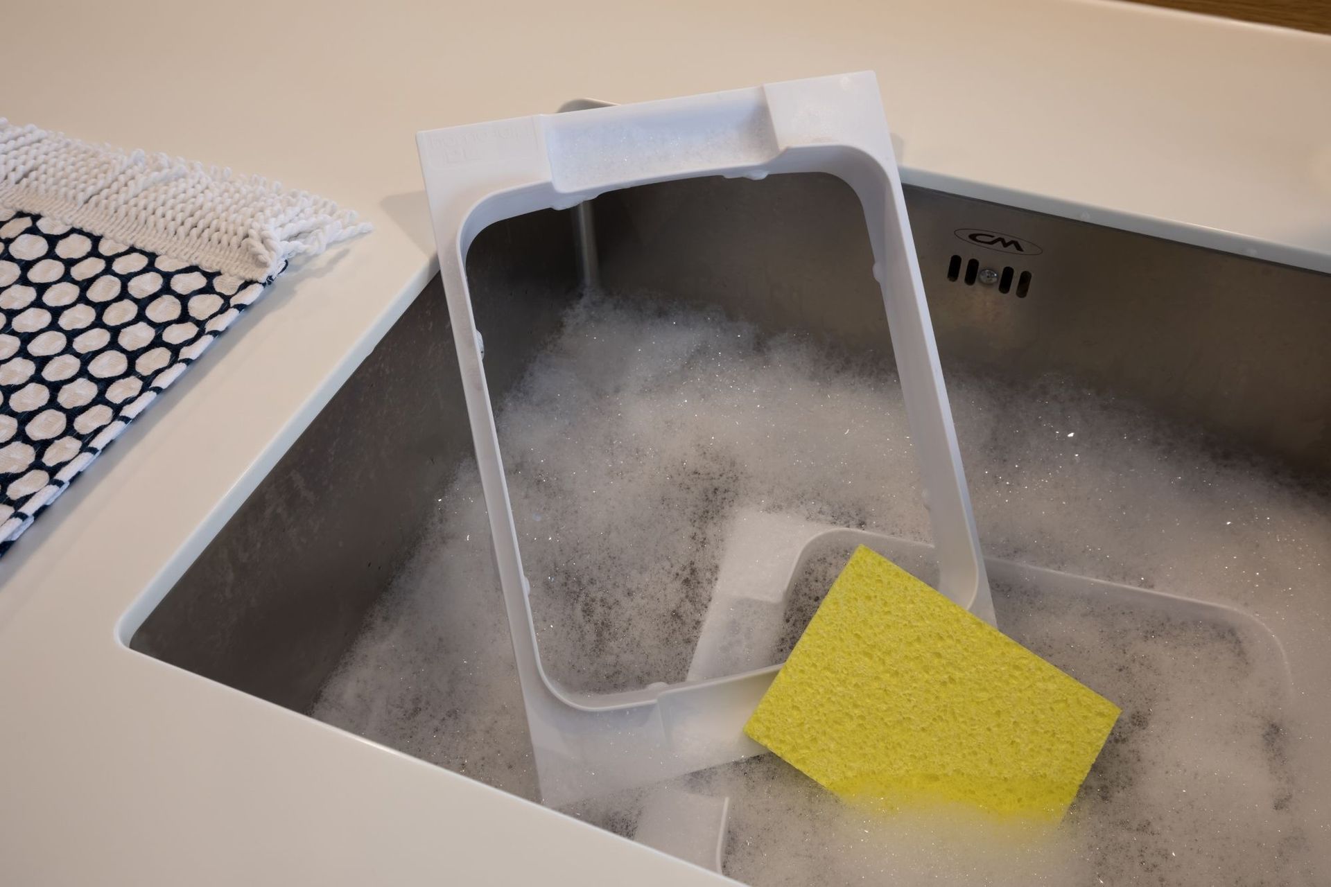 Concelo features "Clip'N'Clean" trays that can be easily removed for cleaning in warm soapy water.