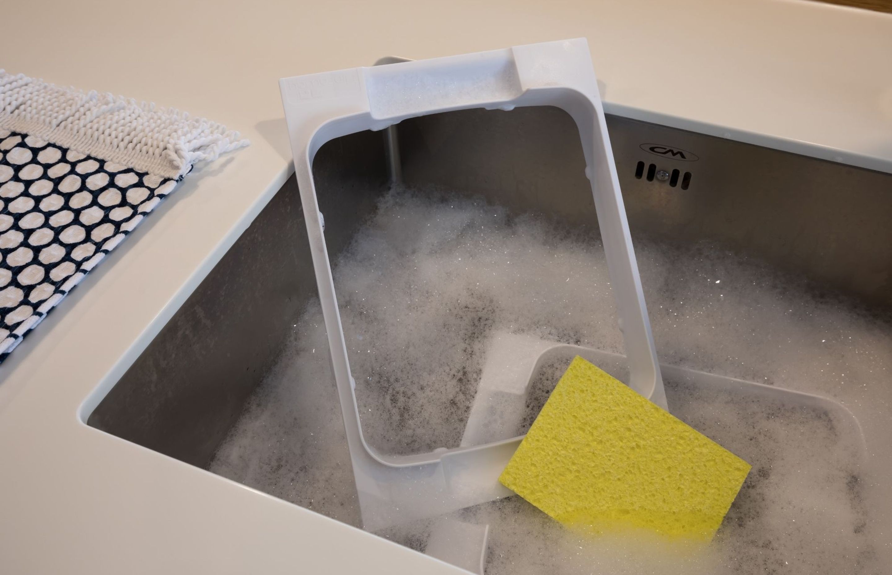 Concelo features "Clip'N'Clean" trays that can be easily removed for cleaning in warm soapy water.