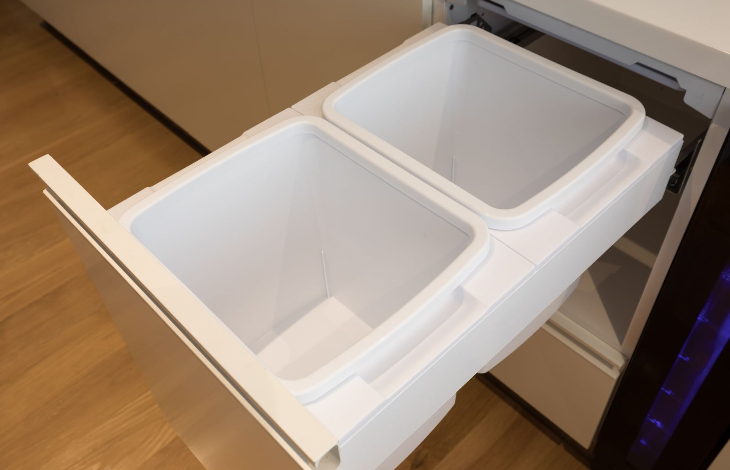Concelo features "Clip'N'Clean" trays that can be easily removed for cleaning in warm soapy water.