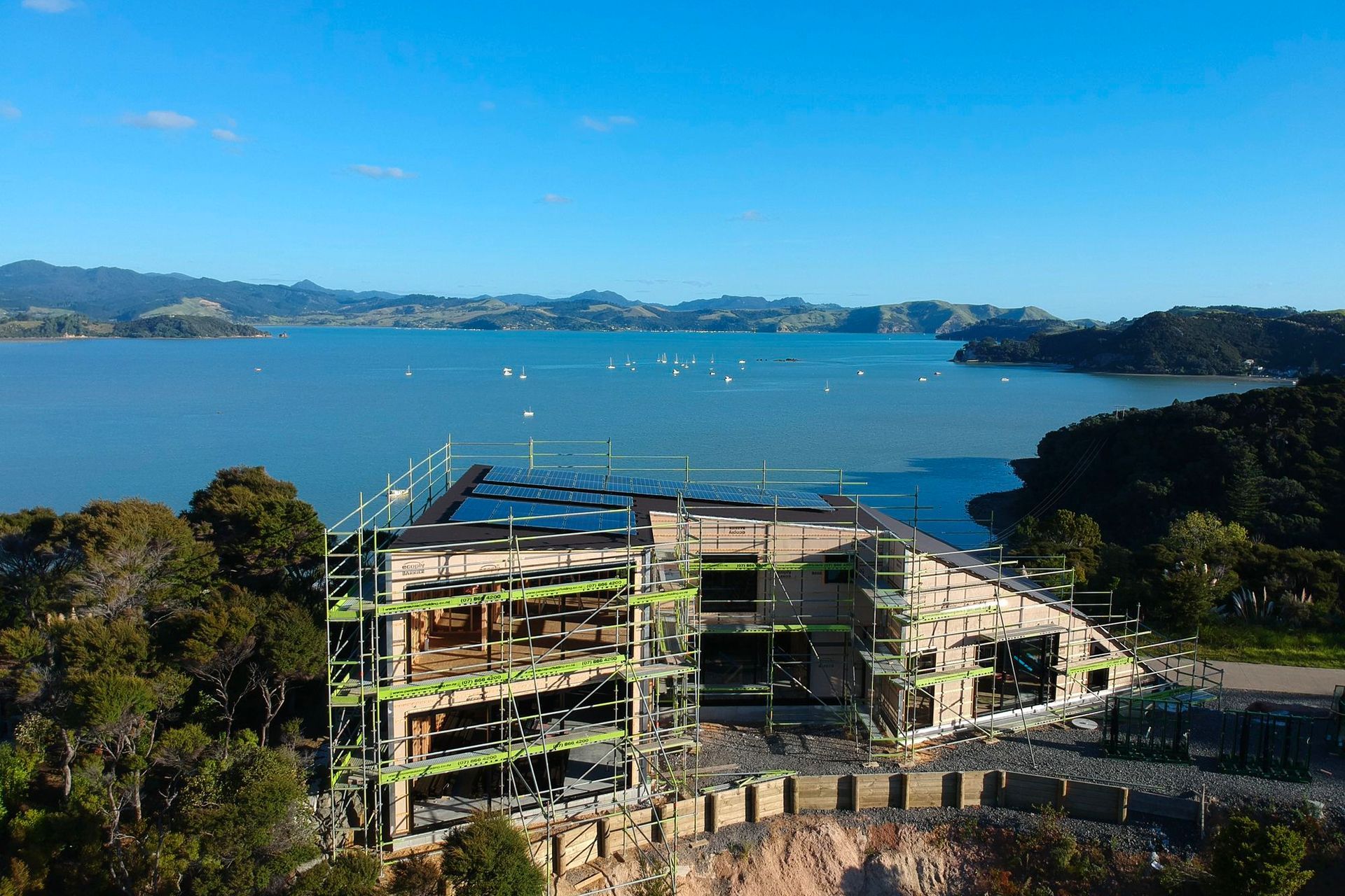 Beautiful Wyuna Bay.  This Kerr Ritchie Architects house built by Steve Wilson Design & Build. We supplied scaffolding and installed roofing in Trimrib® TS .55 COLORSTEEL® MAXX® in ‘Ironsand’