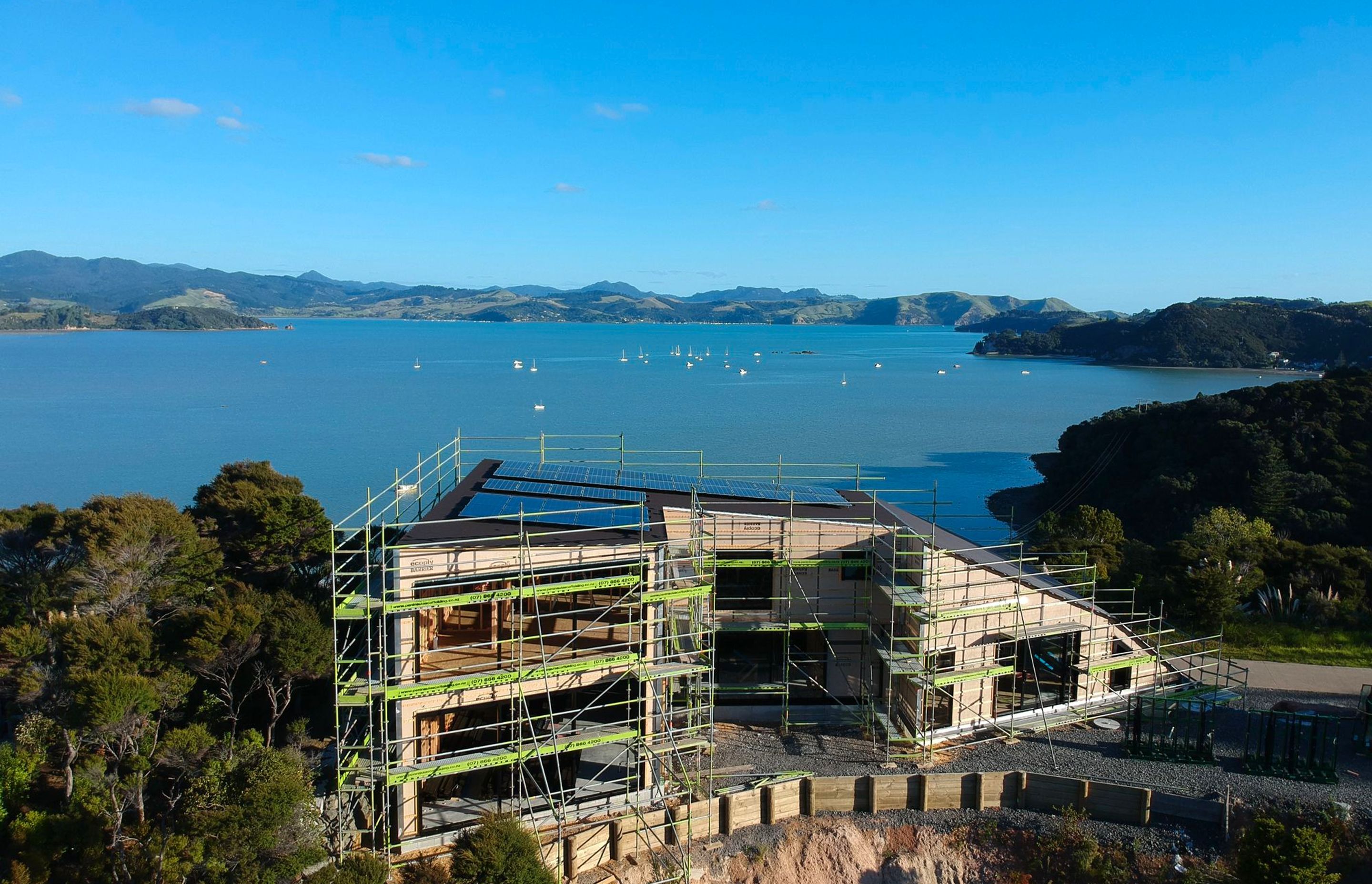 Beautiful Wyuna Bay. This Kerr Ritchie Architects house built by Steve Wilson Design & Build. We supplied scaffolding and installed roofing in Trimrib® TS .55 COLORSTEEL® MAXX® in ‘Ironsand’