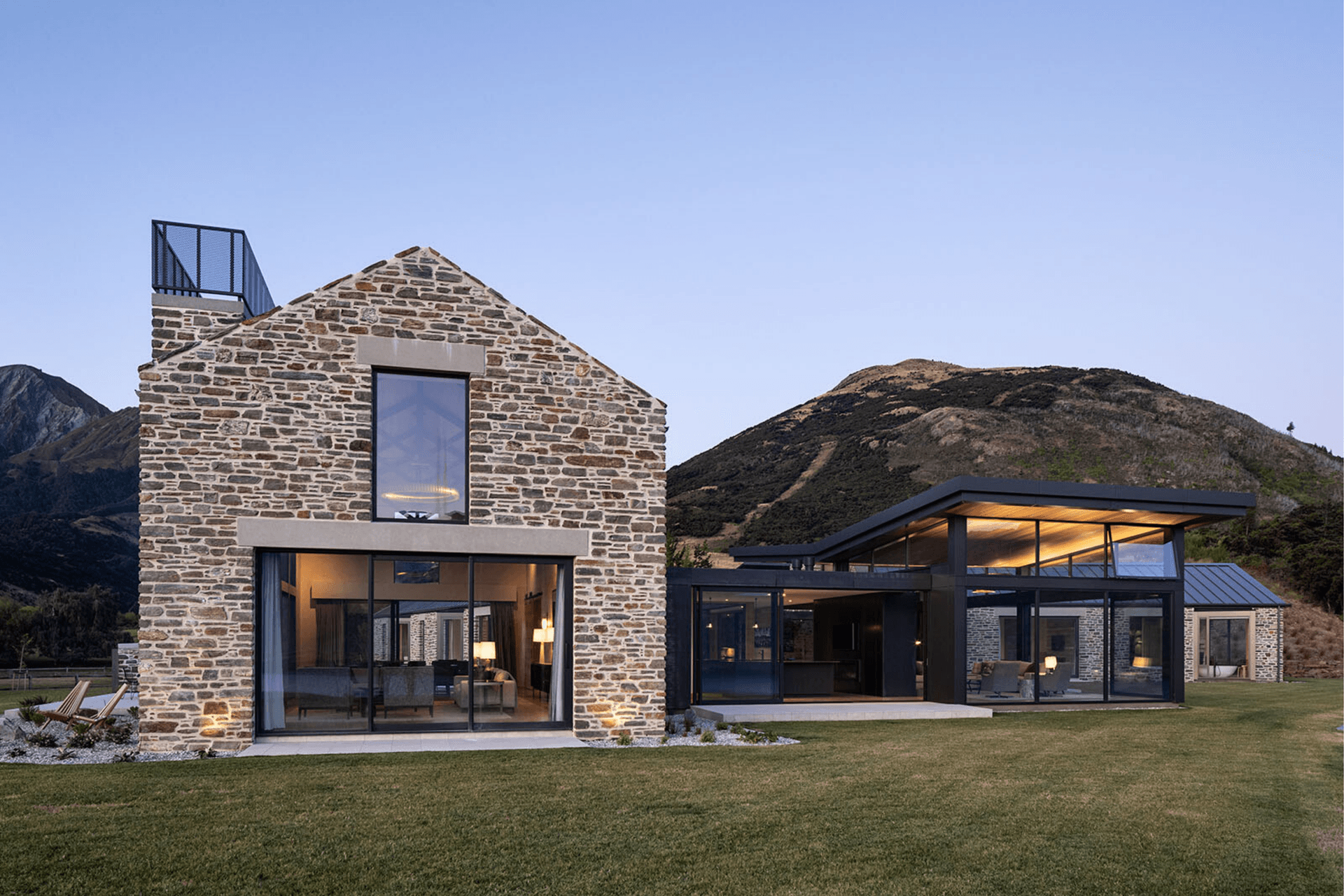 The holiday home's materiality echoes the vernacular of local schist cottages.