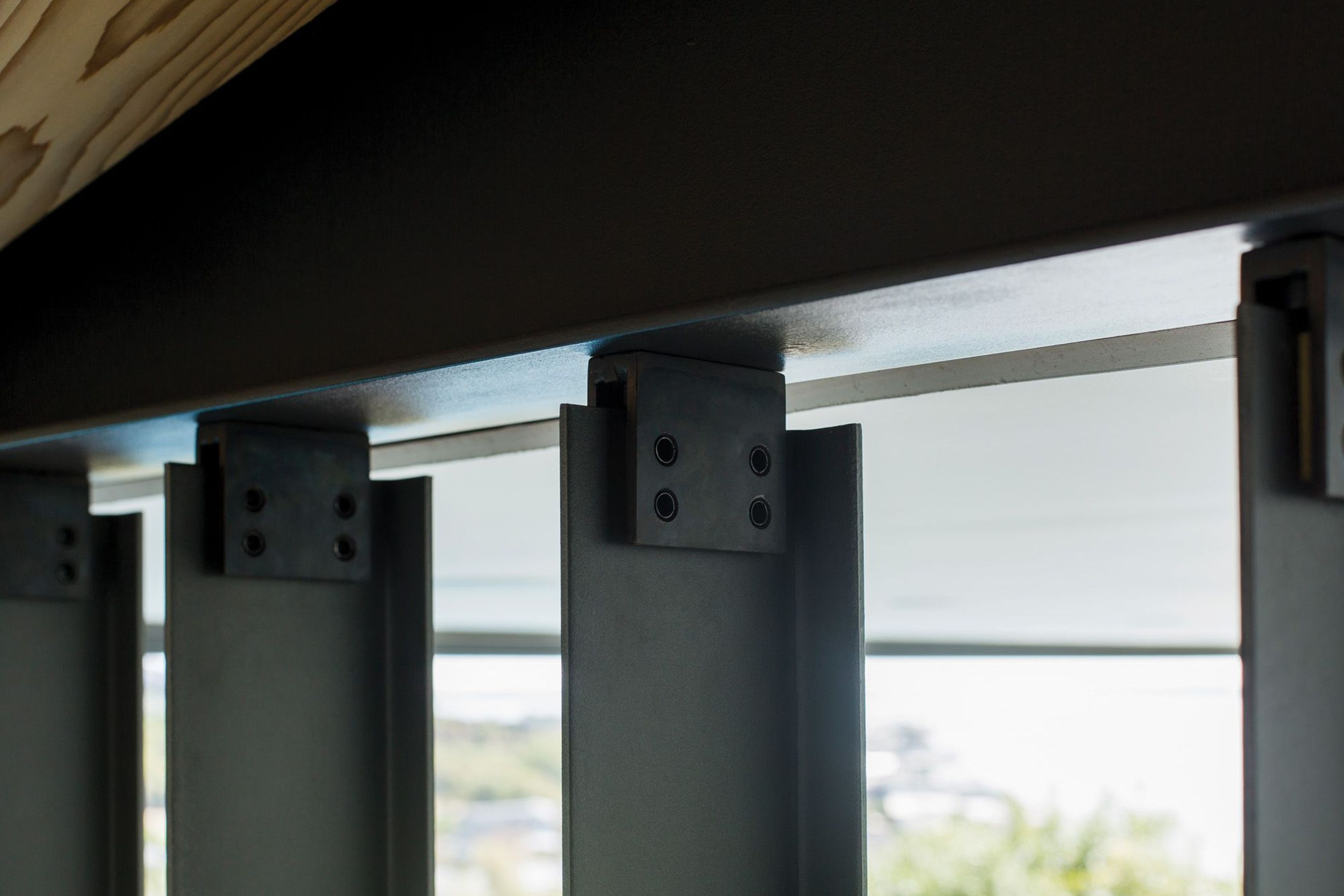 A detail view of the top of the metal fins.