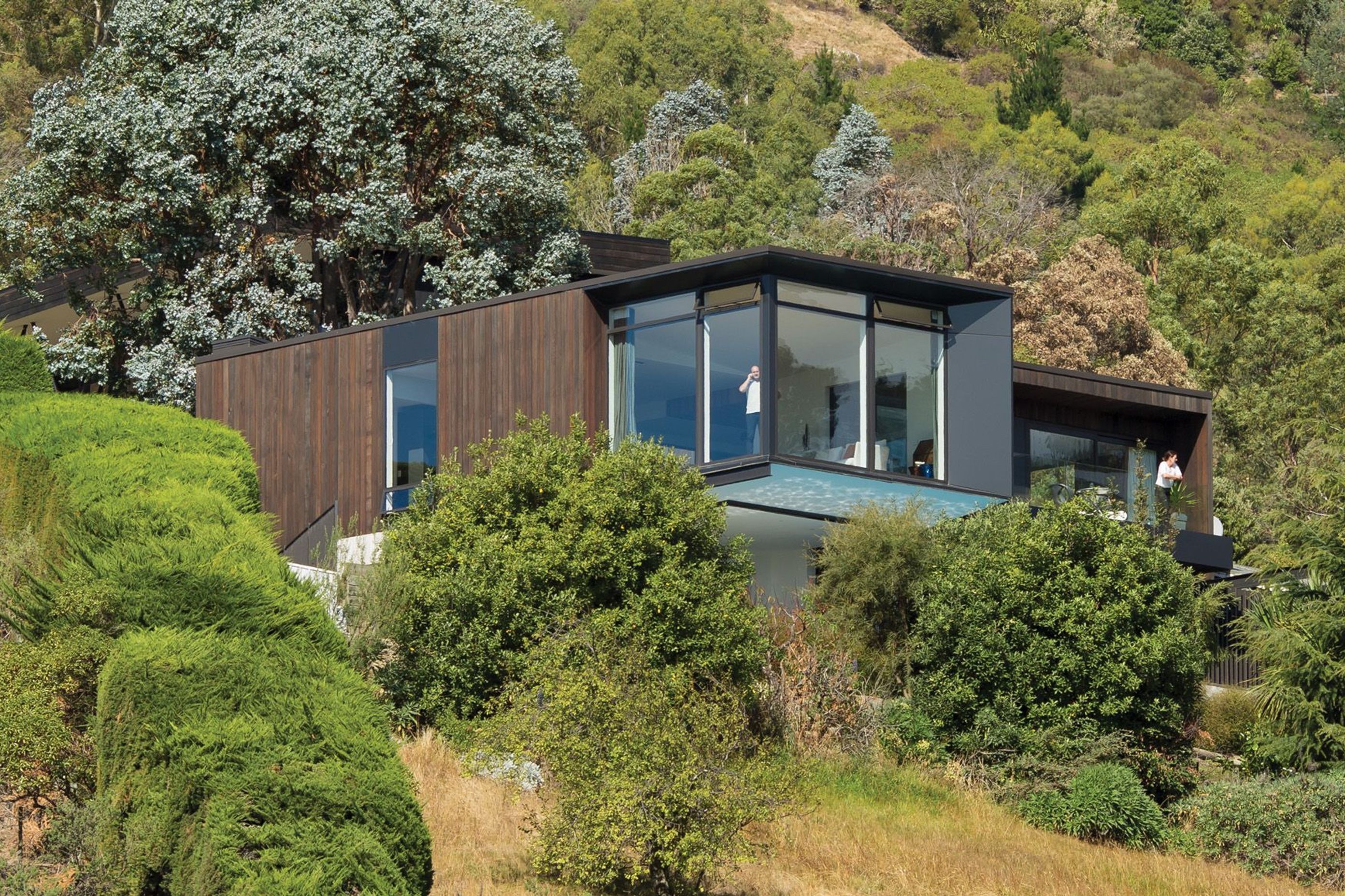 At Red Rock Lane, the lounge area hangs out over the lap pool to create a concise plan on a tighly bound hillside site.