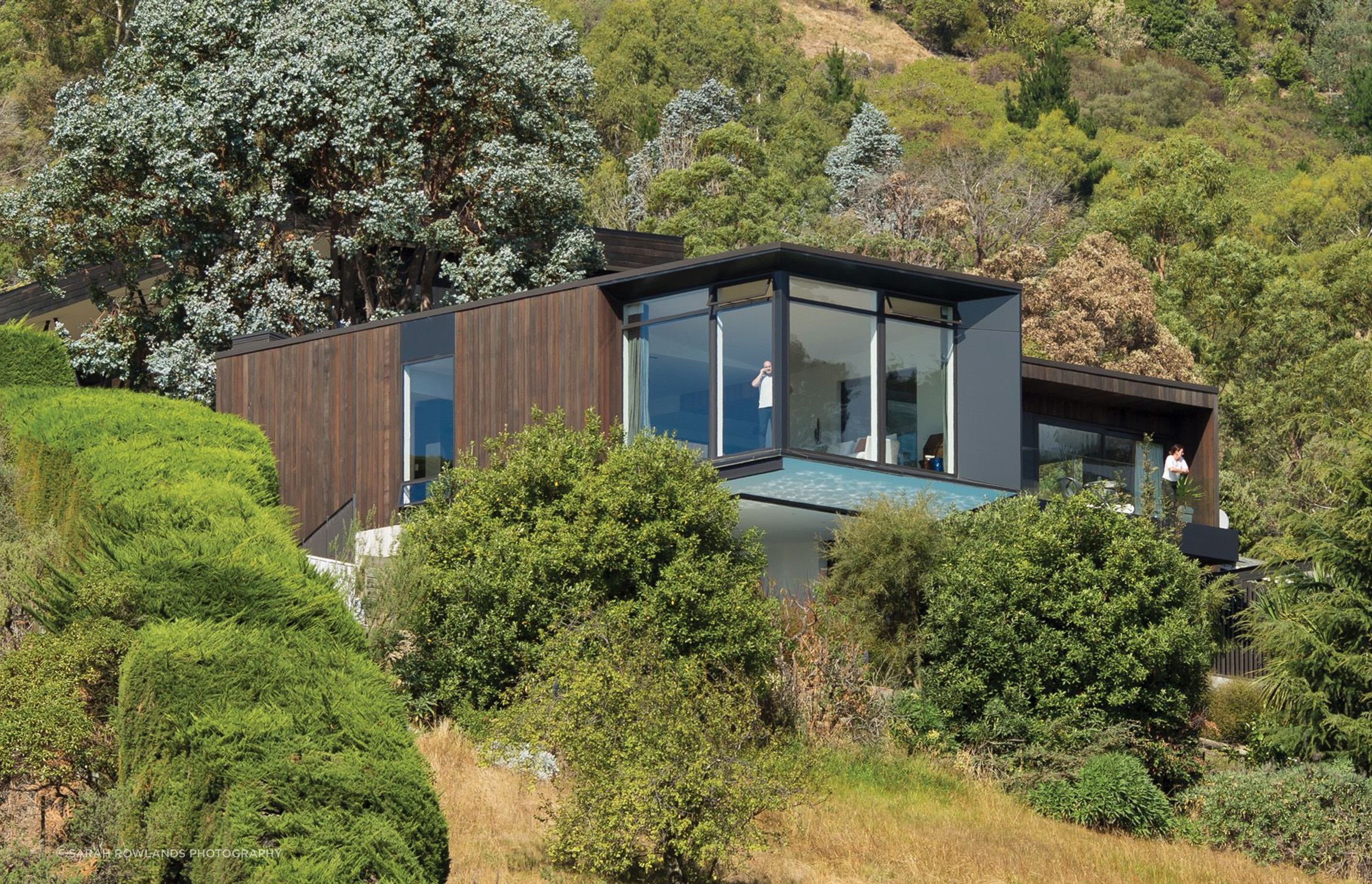 At Red Rock Lane, the lounge area hangs out over the lap pool to create a concise plan on a tighly bound hillside site.