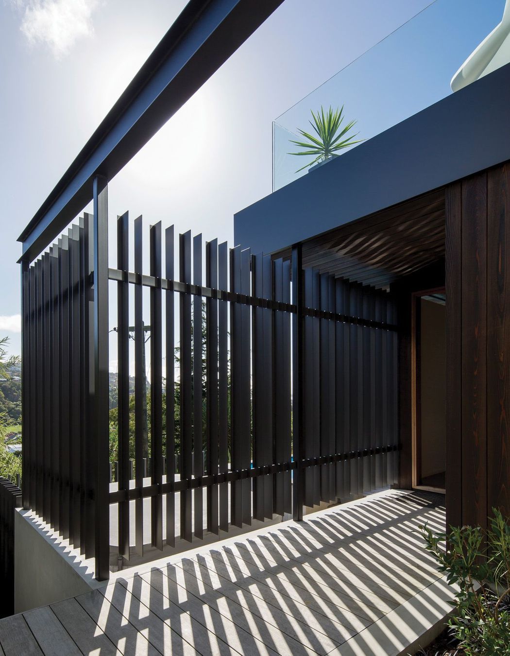 Exposed steel beams are a nod to Californian mid-century modernism.